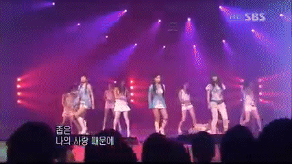 -khau-gay-soc-mang-xa-hoi-dan-chi-cua-t-ara-diem-nhien-bieu-dien-trong-luc-vu-cong-len-con-co-giat-lan-dung-duoi-dat-e86-5137890-1756086910044-17560869101451857645444.gif