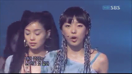 -khau-gay-soc-mang-xa-hoi-dan-chi-cua-t-ara-diem-nhien-bieu-dien-trong-luc-vu-cong-len-con-co-giat-lan-dung-duoi-dat-f6a-5137890-1756086908646-17560869088081892892977.gif