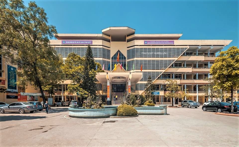 Toàn cảnh điểm chuẩn đại học năm 2025: Sư phạm tiếp tục giữ vững &quot;ngôi vương&quot;, kinh tế nhiều biến động! - Ảnh 3.