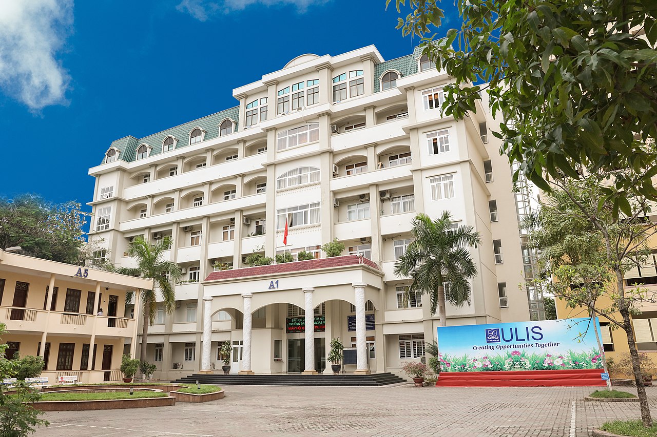 Toàn cảnh điểm chuẩn đại học năm 2025: Sư phạm tiếp tục giữ vững &quot;ngôi vương&quot;, kinh tế nhiều biến động! - Ảnh 1.