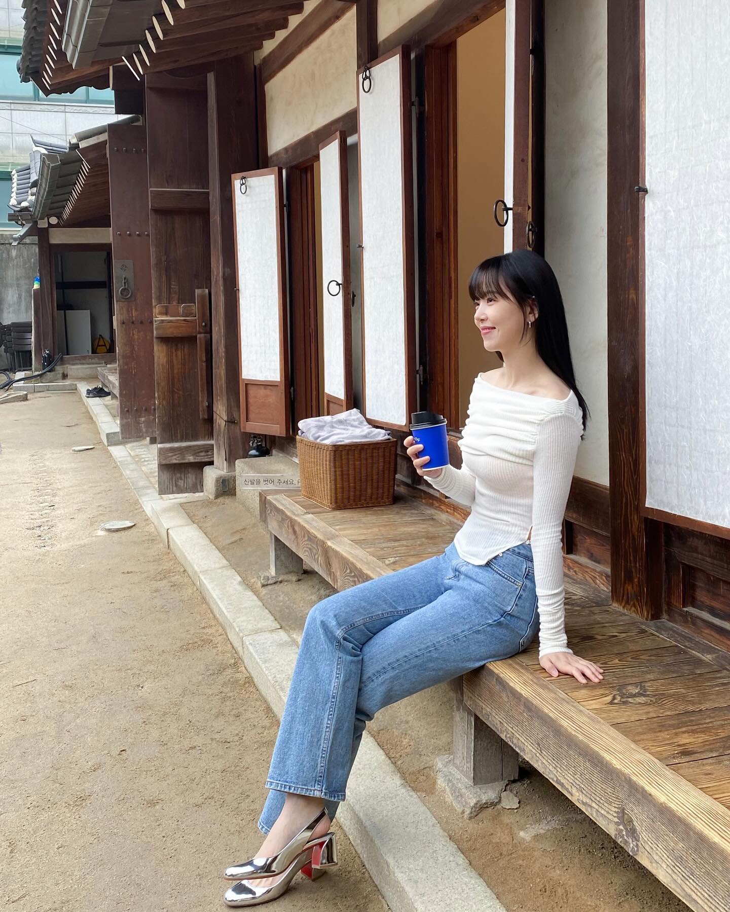 "Kỳ ph&ugrave;ng địch thủ" của Yoona: 36 tuổi m&agrave; trẻ trung như 26, style thường ng&agrave;y rất xinh tươi - Ảnh 13.