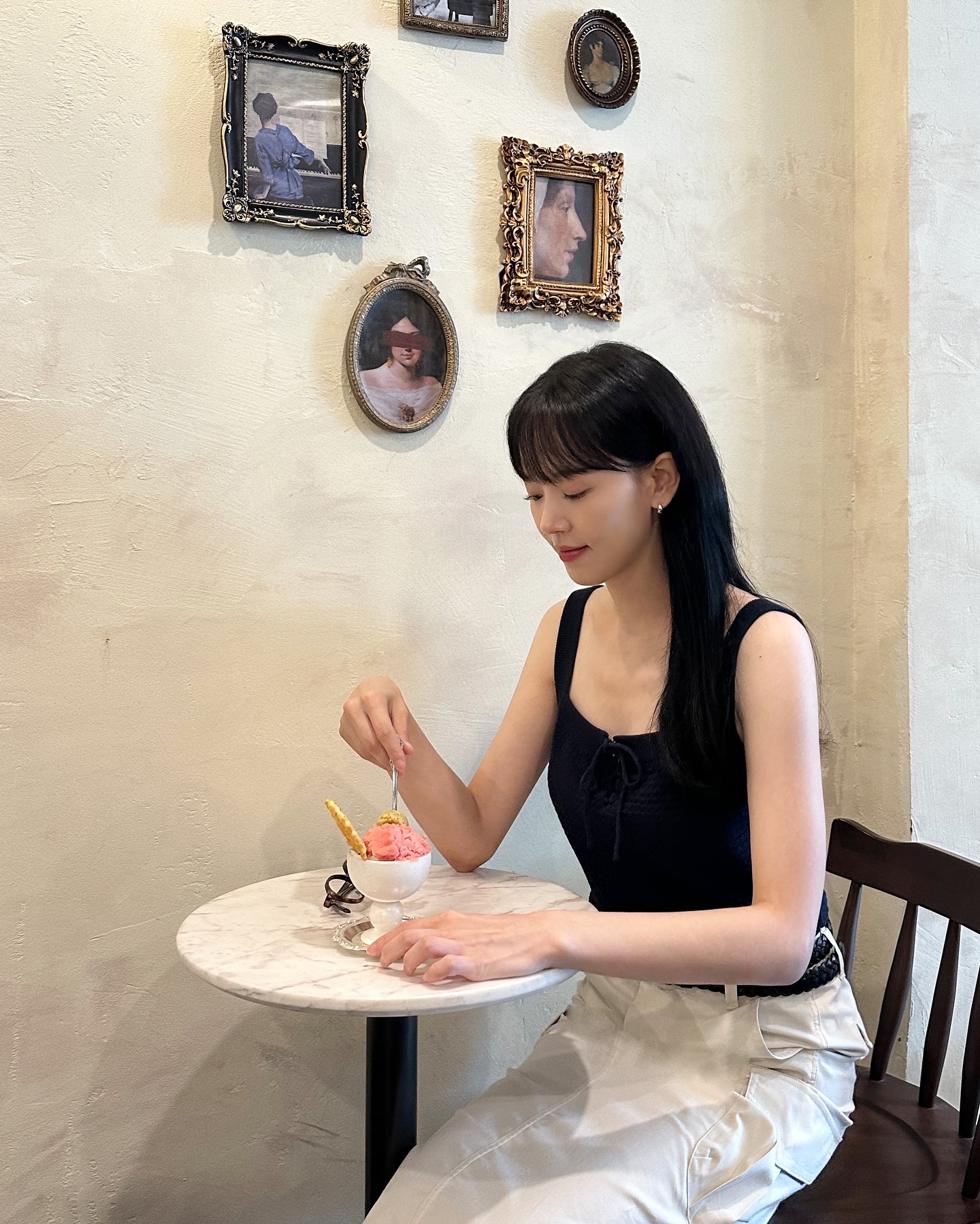 "Kỳ ph&ugrave;ng địch thủ" của Yoona: 36 tuổi m&agrave; trẻ trung như 26, style thường ng&agrave;y rất xinh tươi - Ảnh 11.