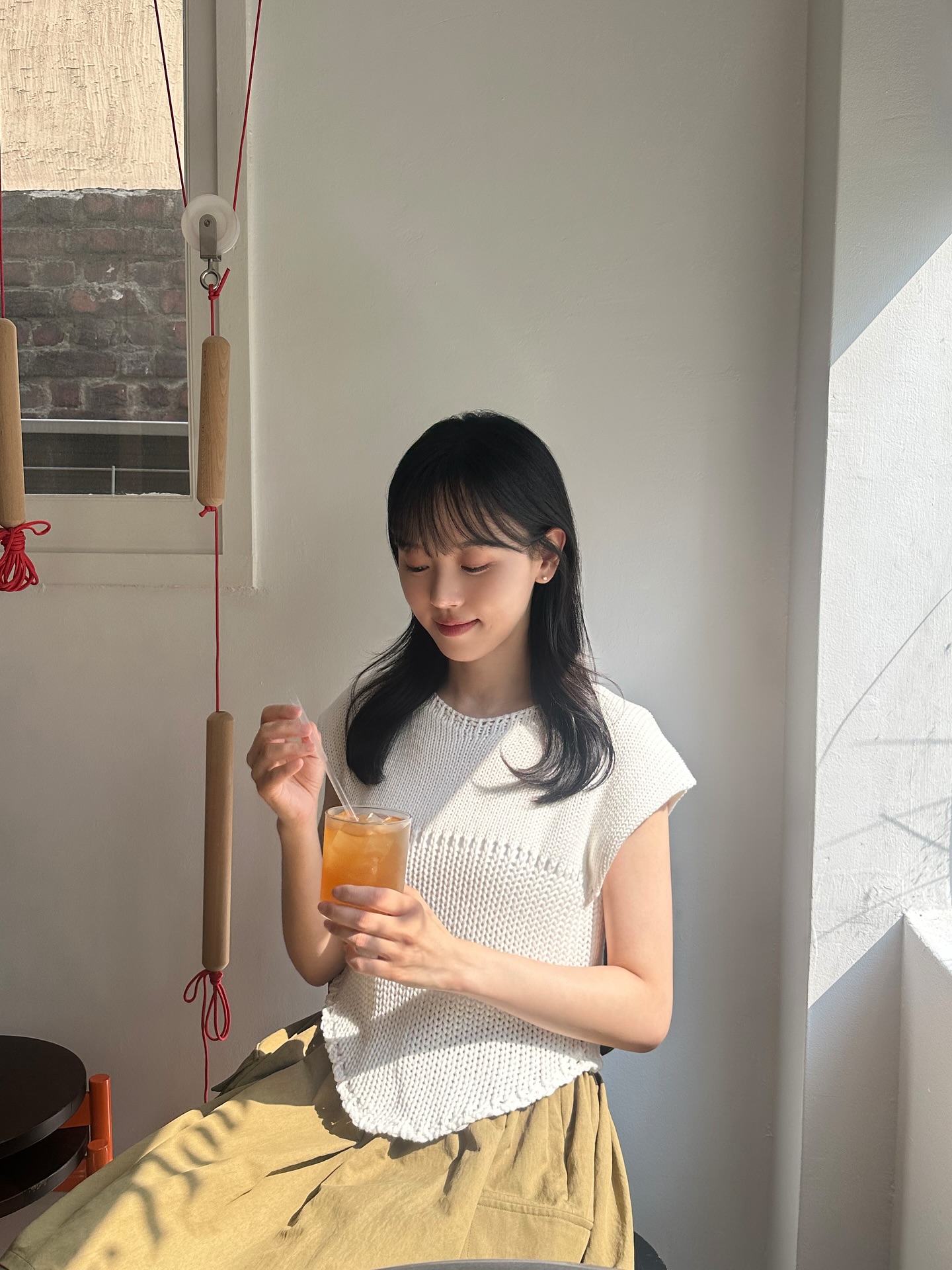"Kỳ ph&ugrave;ng địch thủ" của Yoona: 36 tuổi m&agrave; trẻ trung như 26, style thường ng&agrave;y rất xinh tươi - Ảnh 4.