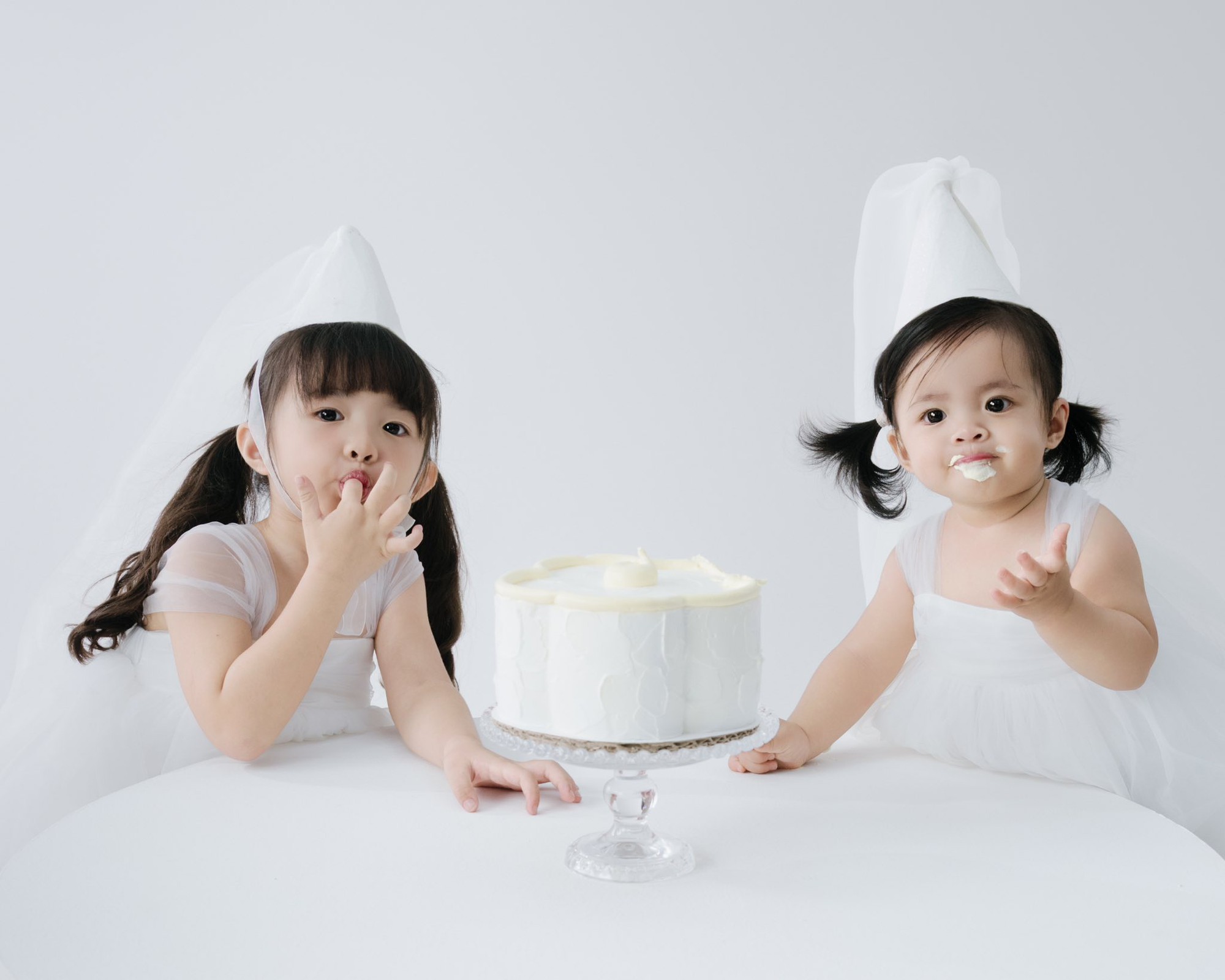 Công chúa út Hannie nhà Ông Cao Thắng tròn 1 tuổi mà tóc dài xinh chẳng kém gì chị Winnie: Sao mà mẹ Đông Nhi đẻ khéo quá vậy?- Ảnh 9. Công chúa út Hannie nhà Ông Cao Thắng tròn 1 tuổi mà tóc dài xinh chẳng kém gì chị Winnie: Sao mà mẹ Đông Nhi đẻ khéo quá vậy?- Ảnh 9.
