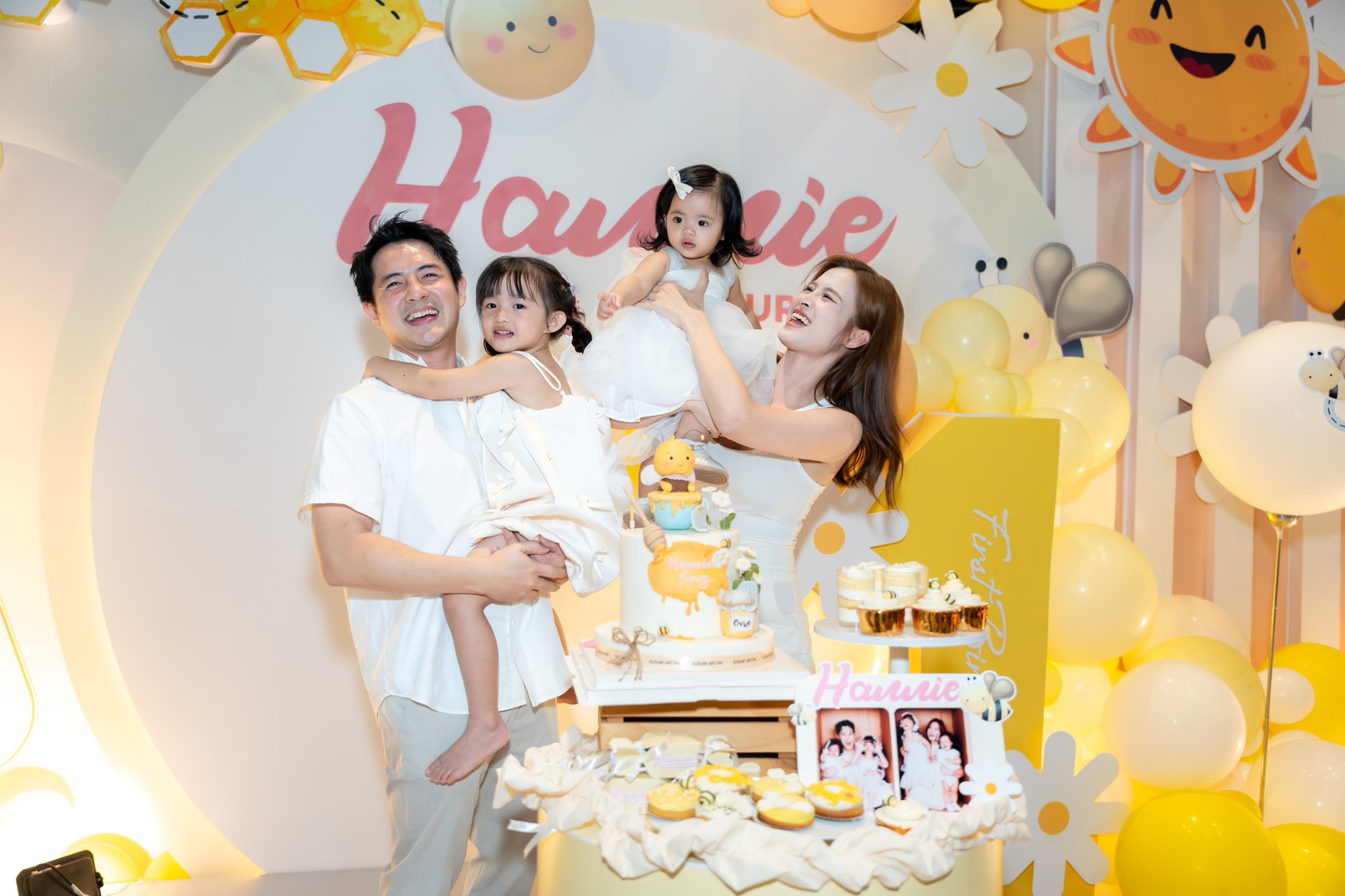 Công chúa út Hannie nhà Ông Cao Thắng tròn 1 tuổi mà tóc dài xinh chẳng kém gì chị Winnie: Sao mà mẹ Đông Nhi đẻ khéo quá vậy?- Ảnh 11. Công chúa út Hannie nhà Ông Cao Thắng tròn 1 tuổi mà tóc dài xinh chẳng kém gì chị Winnie: Sao mà mẹ Đông Nhi đẻ khéo quá vậy?- Ảnh 11.