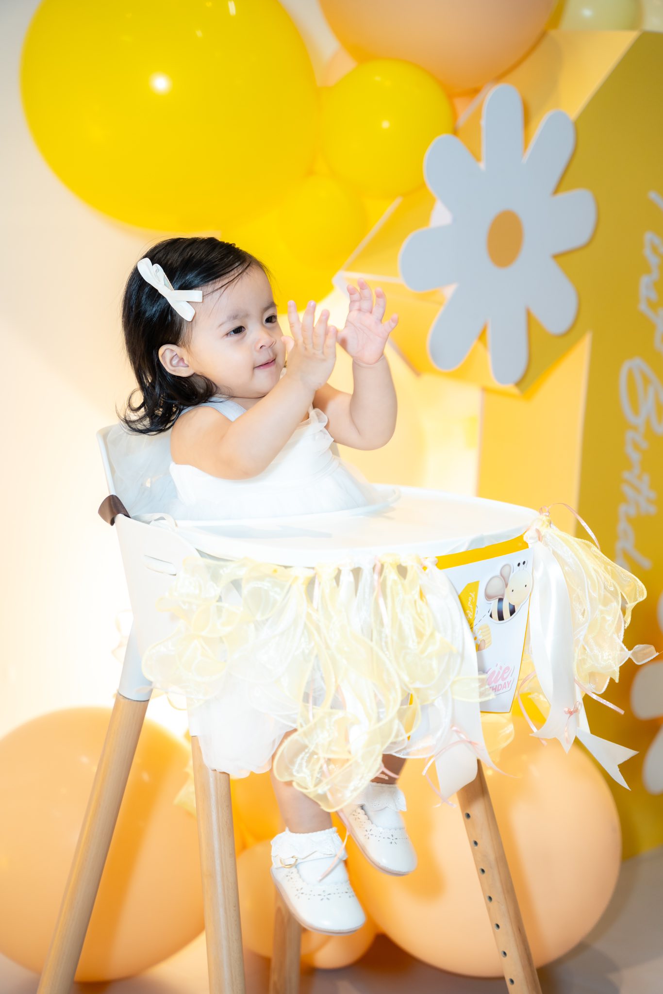 Công chúa út Hannie nhà Ông Cao Thắng tròn 1 tuổi mà tóc dài xinh chẳng kém gì chị Winnie: Sao mà mẹ Đông Nhi đẻ khéo quá vậy?- Ảnh 5. Công chúa út Hannie nhà Ông Cao Thắng tròn 1 tuổi mà tóc dài xinh chẳng kém gì chị Winnie: Sao mà mẹ Đông Nhi đẻ khéo quá vậy?- Ảnh 5.