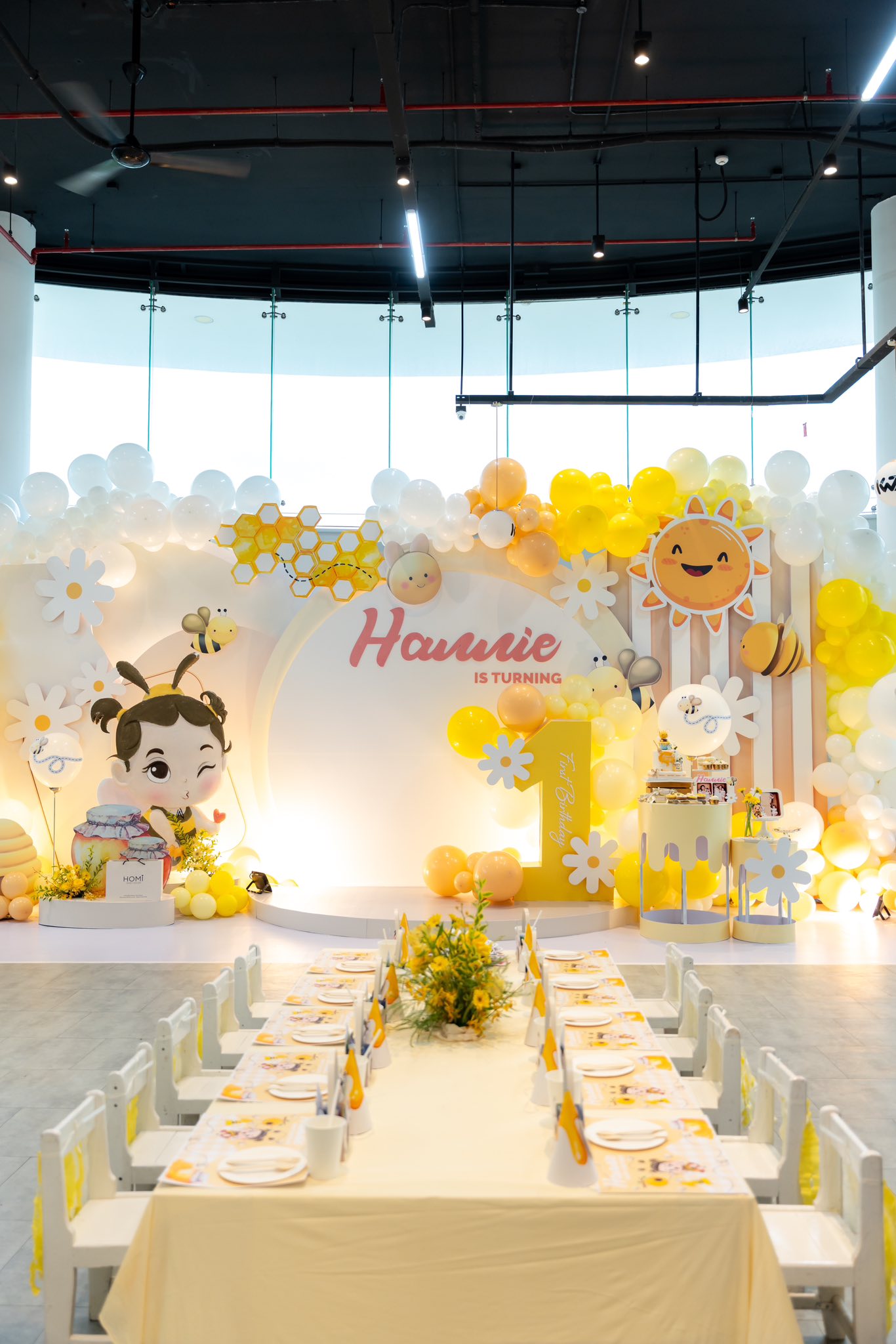 Công chúa út Hannie nhà Ông Cao Thắng tròn 1 tuổi mà tóc dài xinh chẳng kém gì chị Winnie: Sao mà mẹ Đông Nhi đẻ khéo quá vậy?- Ảnh 1. Công chúa út Hannie nhà Ông Cao Thắng tròn 1 tuổi mà tóc dài xinh chẳng kém gì chị Winnie: Sao mà mẹ Đông Nhi đẻ khéo quá vậy?- Ảnh 1.