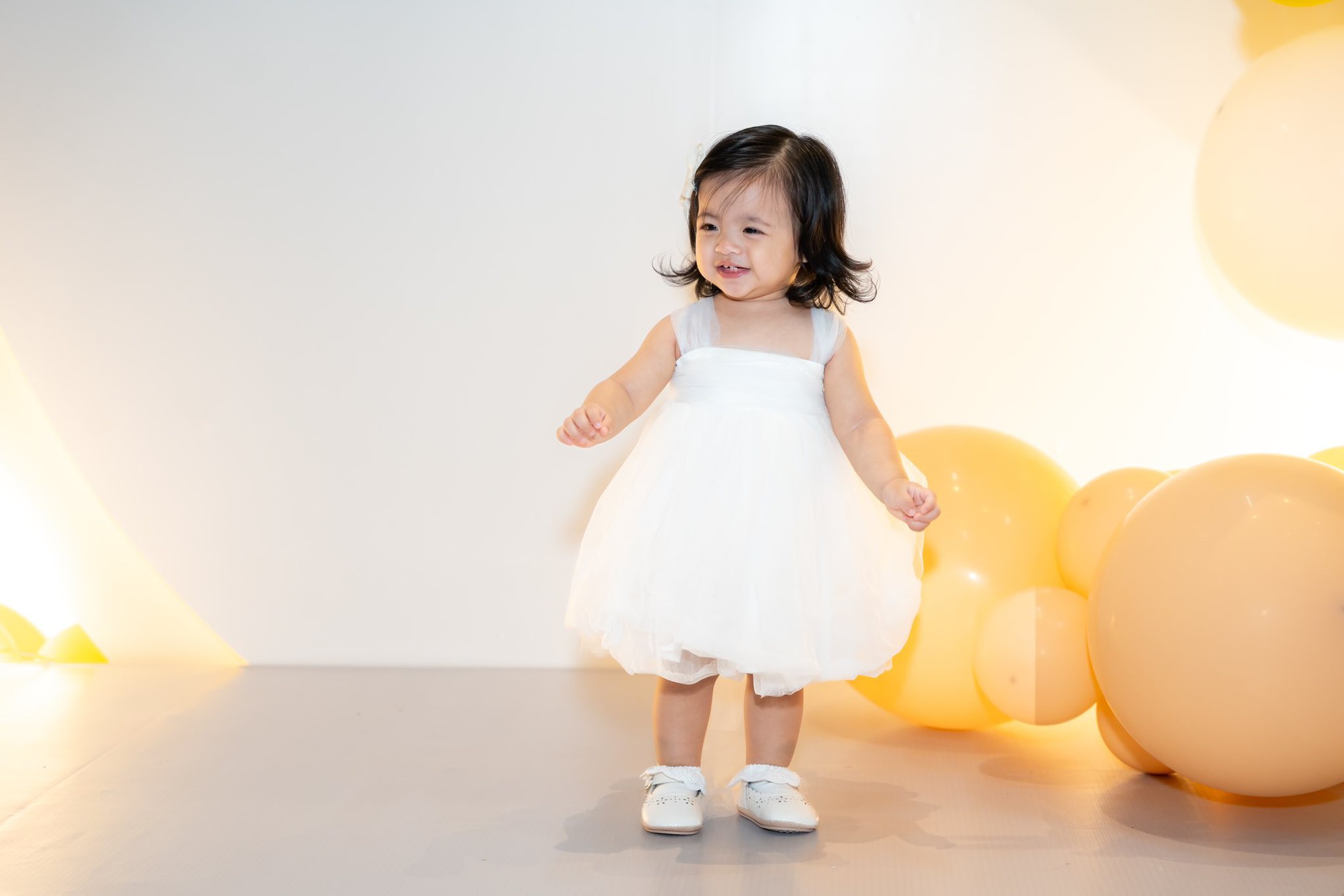 Công chúa út Hannie nhà Ông Cao Thắng tròn 1 tuổi mà tóc dài xinh chẳng kém gì chị Winnie: Sao mà mẹ Đông Nhi đẻ khéo quá vậy?- Ảnh 7. Công chúa út Hannie nhà Ông Cao Thắng tròn 1 tuổi mà tóc dài xinh chẳng kém gì chị Winnie: Sao mà mẹ Đông Nhi đẻ khéo quá vậy?- Ảnh 7.