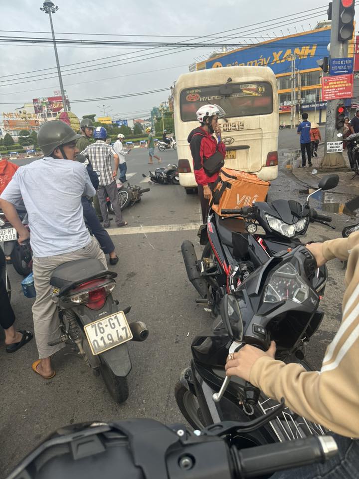 Xe khách tông xe máy tại Đồng Nai: Cảnh báo tai nạn giao thông nghiêm trọng - Ảnh 2.
