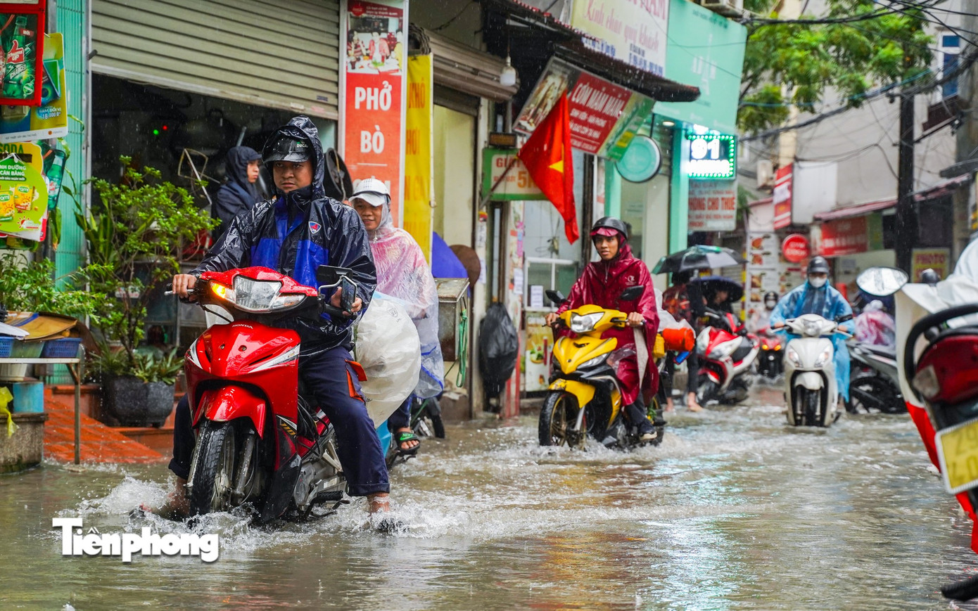 Hà Nội mưa, ngập cục bộ do ảnh hưởng bão số 5 - Ảnh 4.