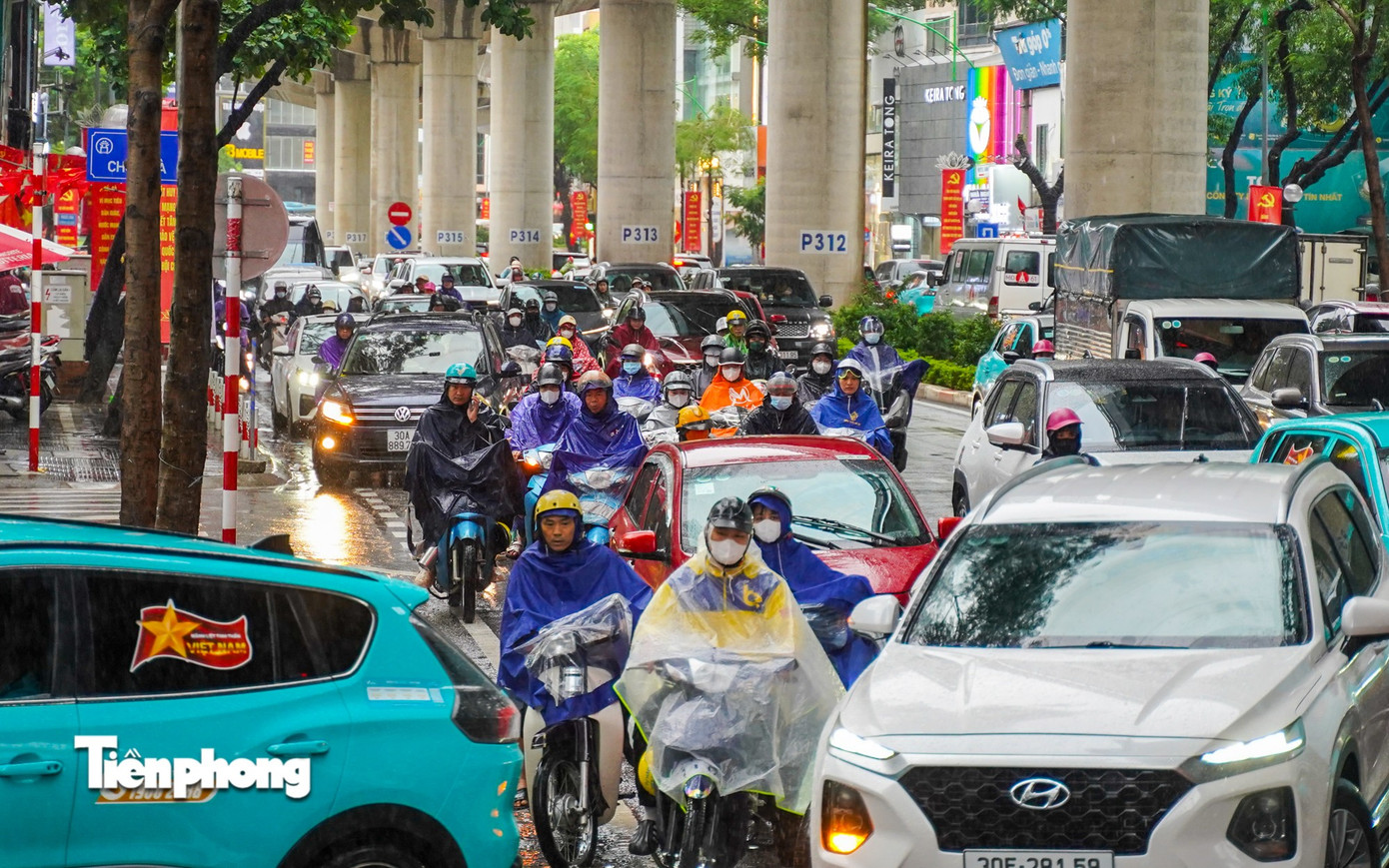 Hà Nội mưa, ngập cục bộ do ảnh hưởng bão số 5 - Ảnh 1.
