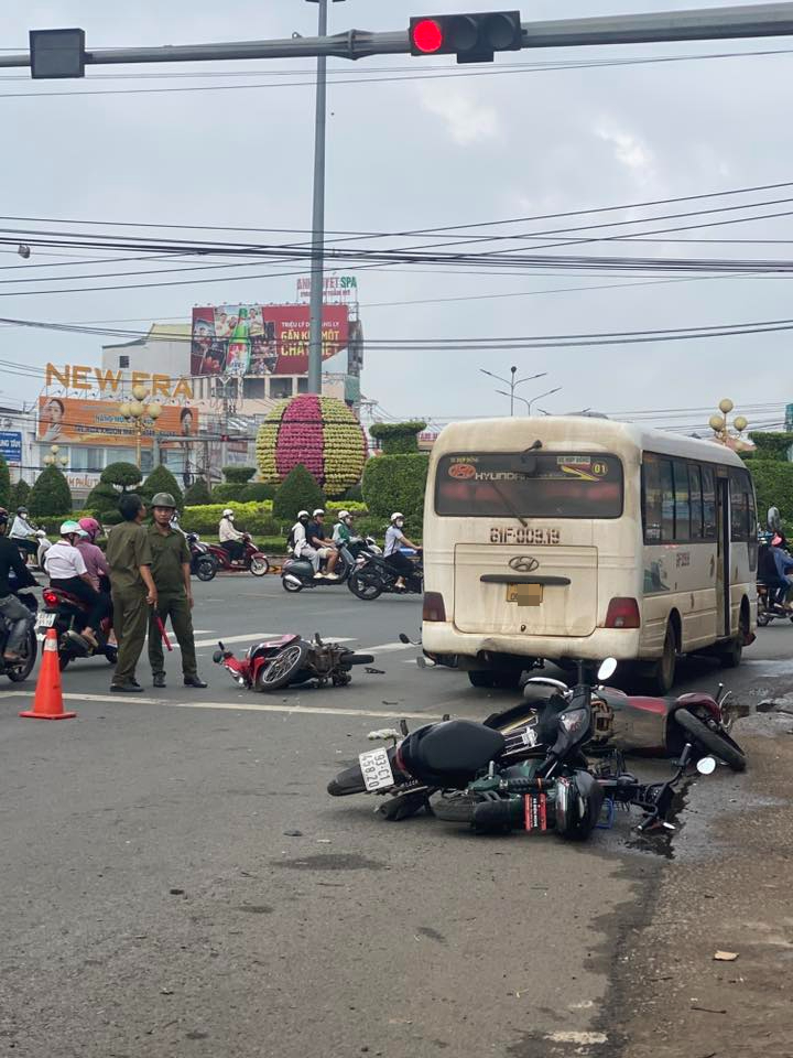Xe khách tông xe máy tại Đồng Nai: Cảnh báo tai nạn giao thông nghiêm trọng - Ảnh 1.