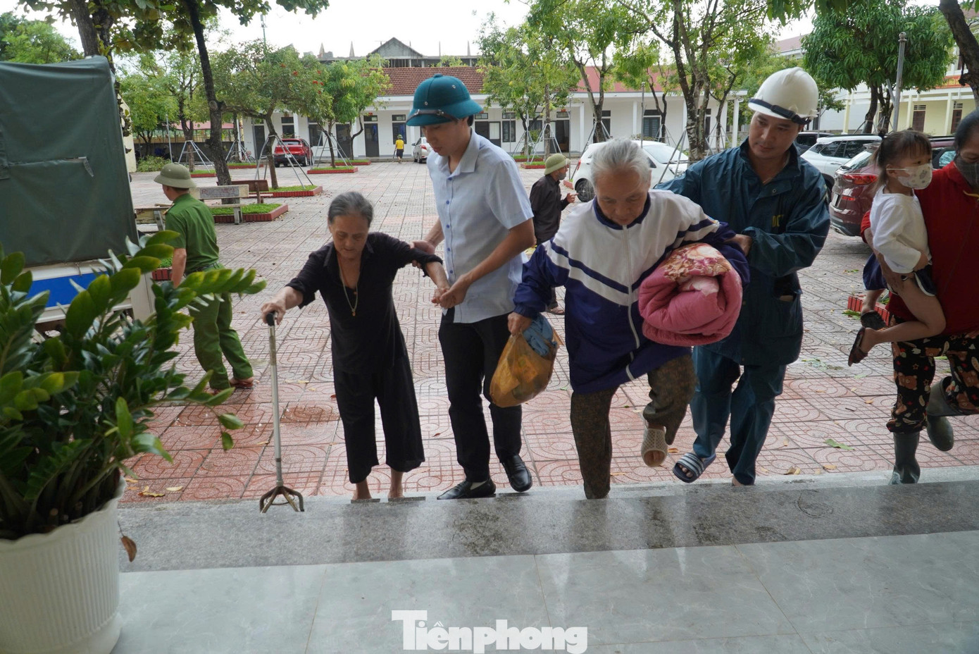 'Bão đến là phải đi, chỉ sợ trở về chẳng còn nhà cửa' - Ảnh 1. 'Bão đến là phải đi, chỉ sợ trở về chẳng còn nhà cửa' - Ảnh 1.