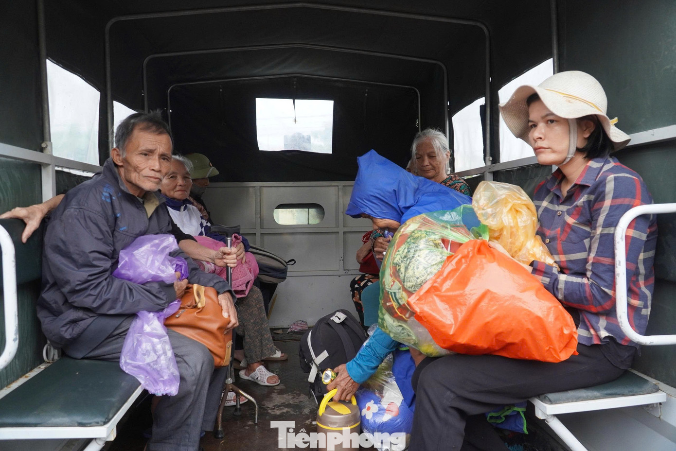 'Bão đến là phải đi, chỉ sợ trở về chẳng còn nhà cửa' - Ảnh 3. 'Bão đến là phải đi, chỉ sợ trở về chẳng còn nhà cửa' - Ảnh 3.
