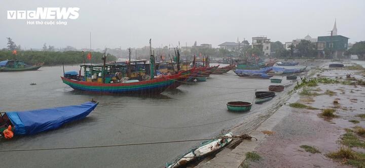 Sóng biển cuộn bờ, gió rít liên hồi trước thềm bão số 5 đổ bộ - Ảnh 6.