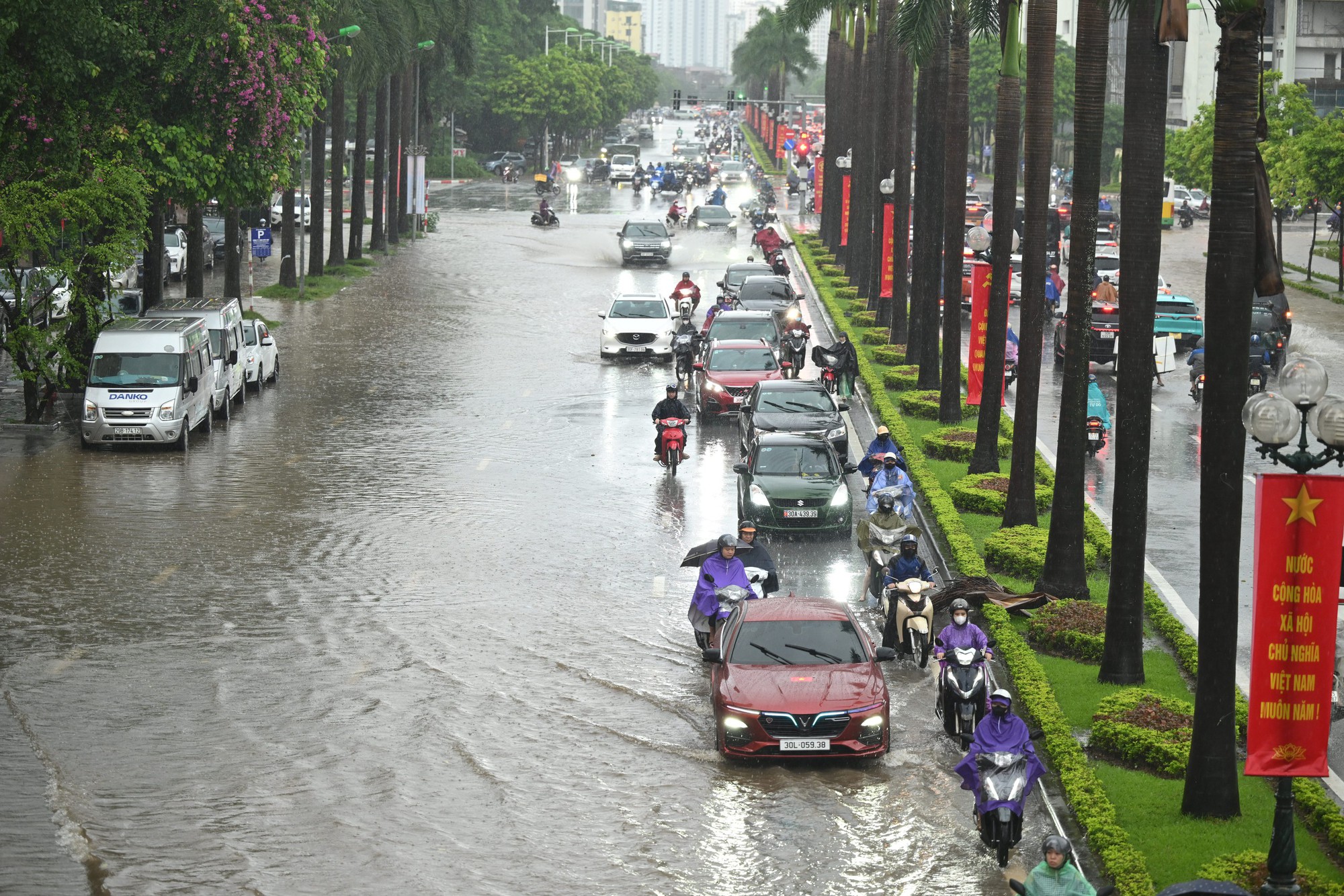 Hà Nội đang ngập khủng khiếp khắp nẻo đường: Người dân dùng xô múc nước tràn khỏi nhà- Ảnh 61.