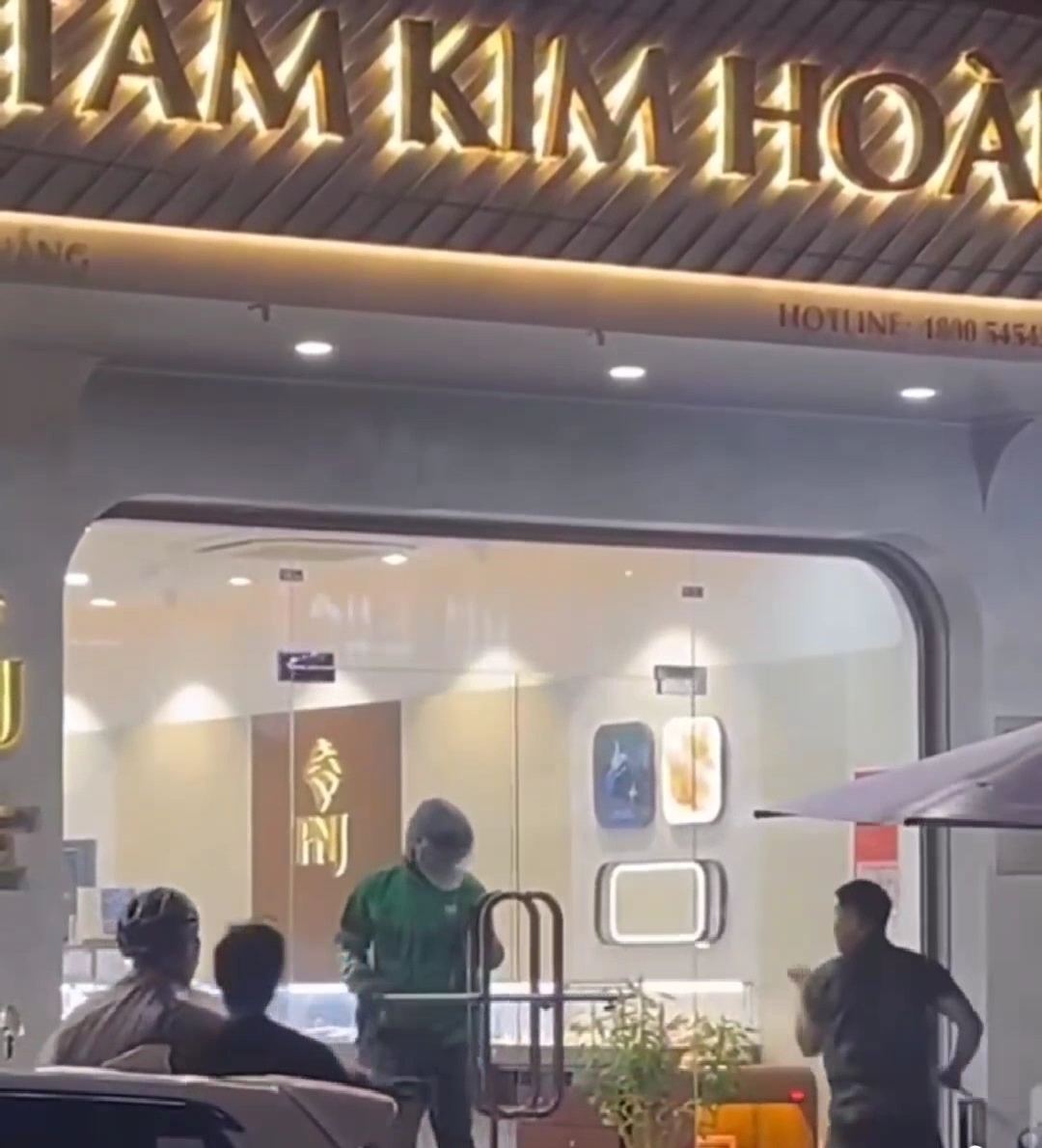 Điều tra vụ cướp tiệm vàng tại trung tâm Đà Nẵng- Ảnh 1. Điều tra vụ cướp tiệm vàng tại trung tâm Đà Nẵng- Ảnh 1.