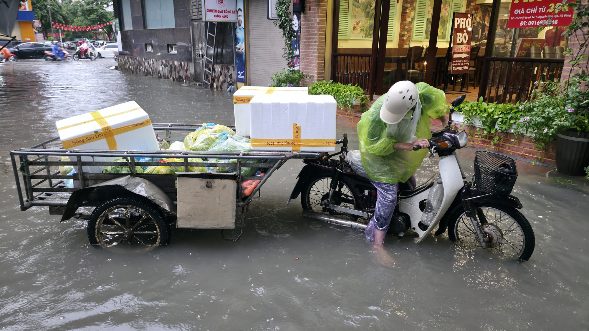 Hà Nội đang ngập khủng khiếp khắp nẻo đường: Người dân dùng xô múc nước tràn khỏi nhà- Ảnh 77.