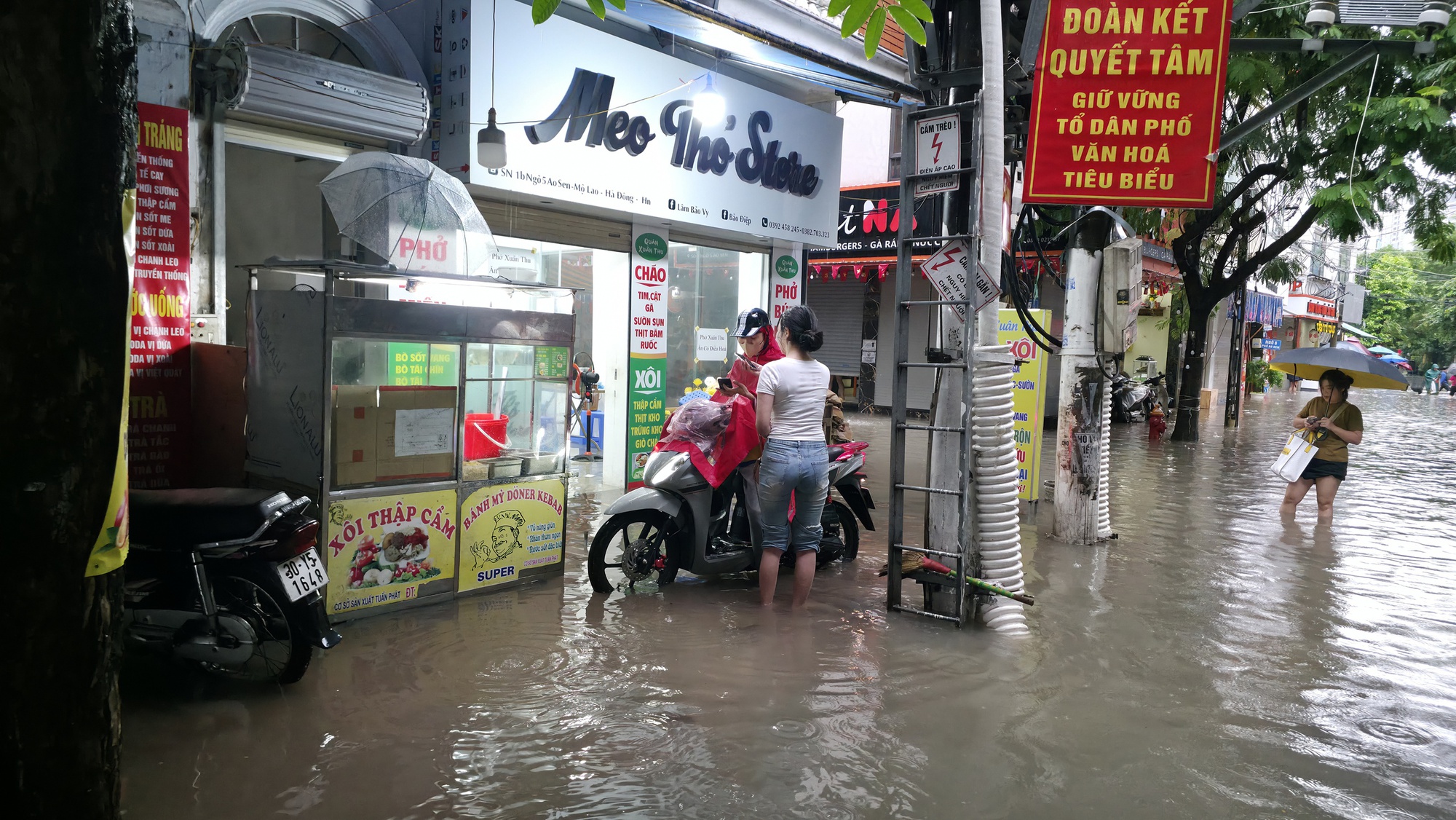 Hà Nội đang ngập khủng khiếp khắp nẻo đường: Người dân dùng xô múc nước tràn khỏi nhà- Ảnh 76.