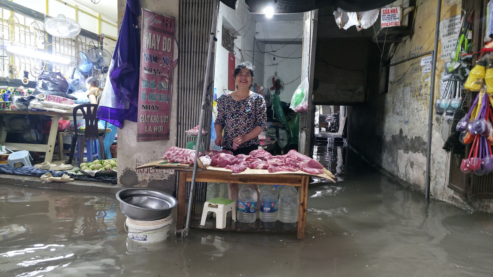 Hà Nội đang ngập khủng khiếp khắp nẻo đường: Người dân dùng xô múc nước tràn khỏi nhà- Ảnh 78.