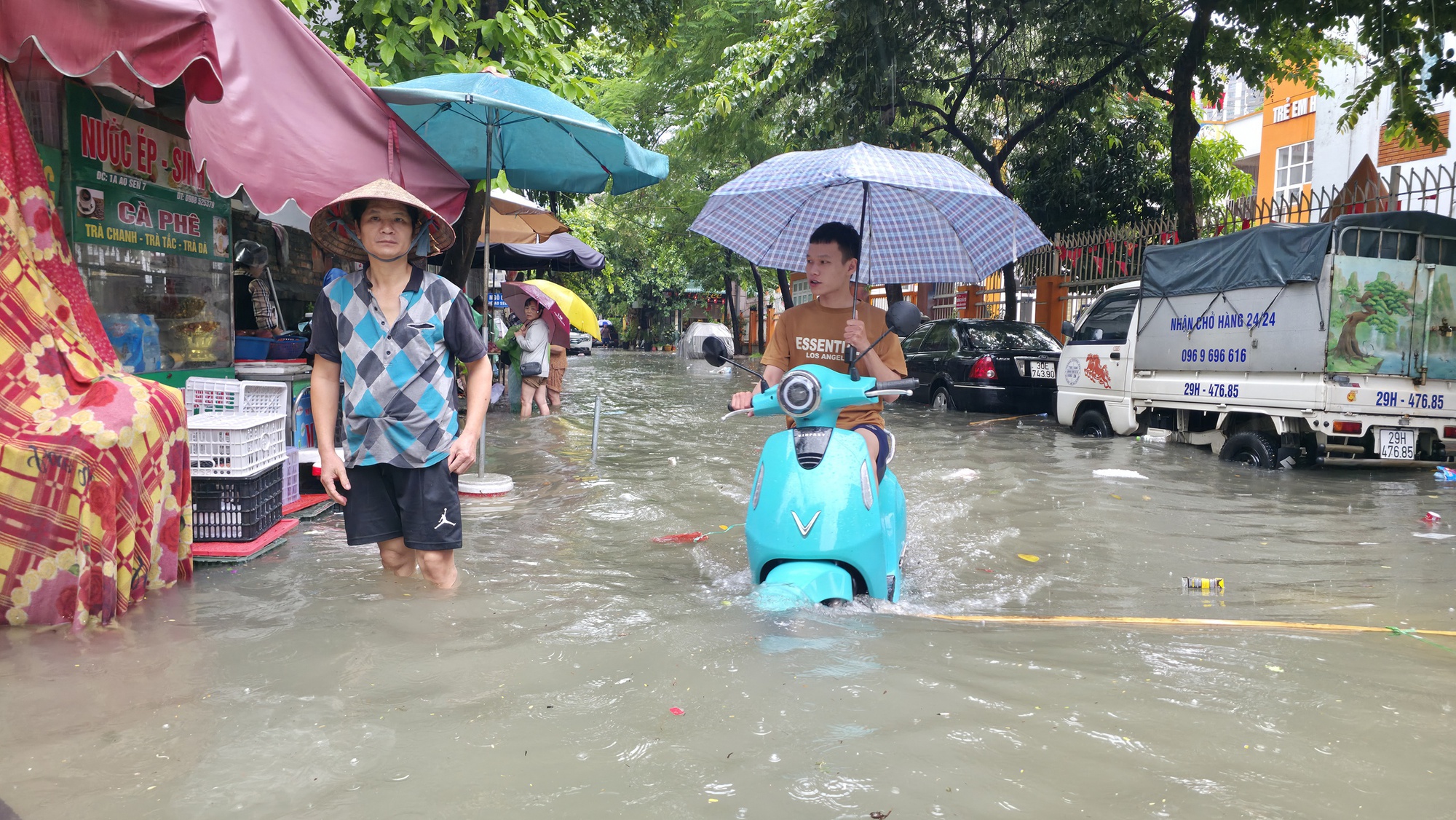 Hà Nội đang ngập khủng khiếp khắp nẻo đường: Người dân dùng xô múc nước tràn khỏi nhà- Ảnh 83.