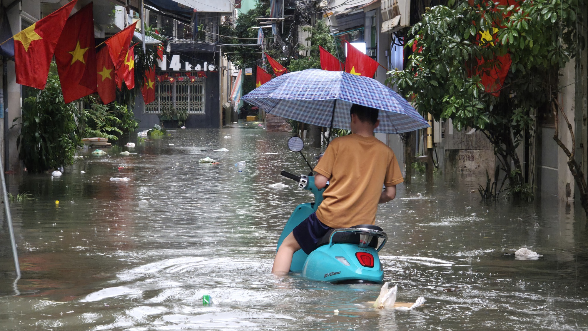Hà Nội đang ngập khủng khiếp khắp nẻo đường: Người dân dùng xô múc nước tràn khỏi nhà- Ảnh 93.