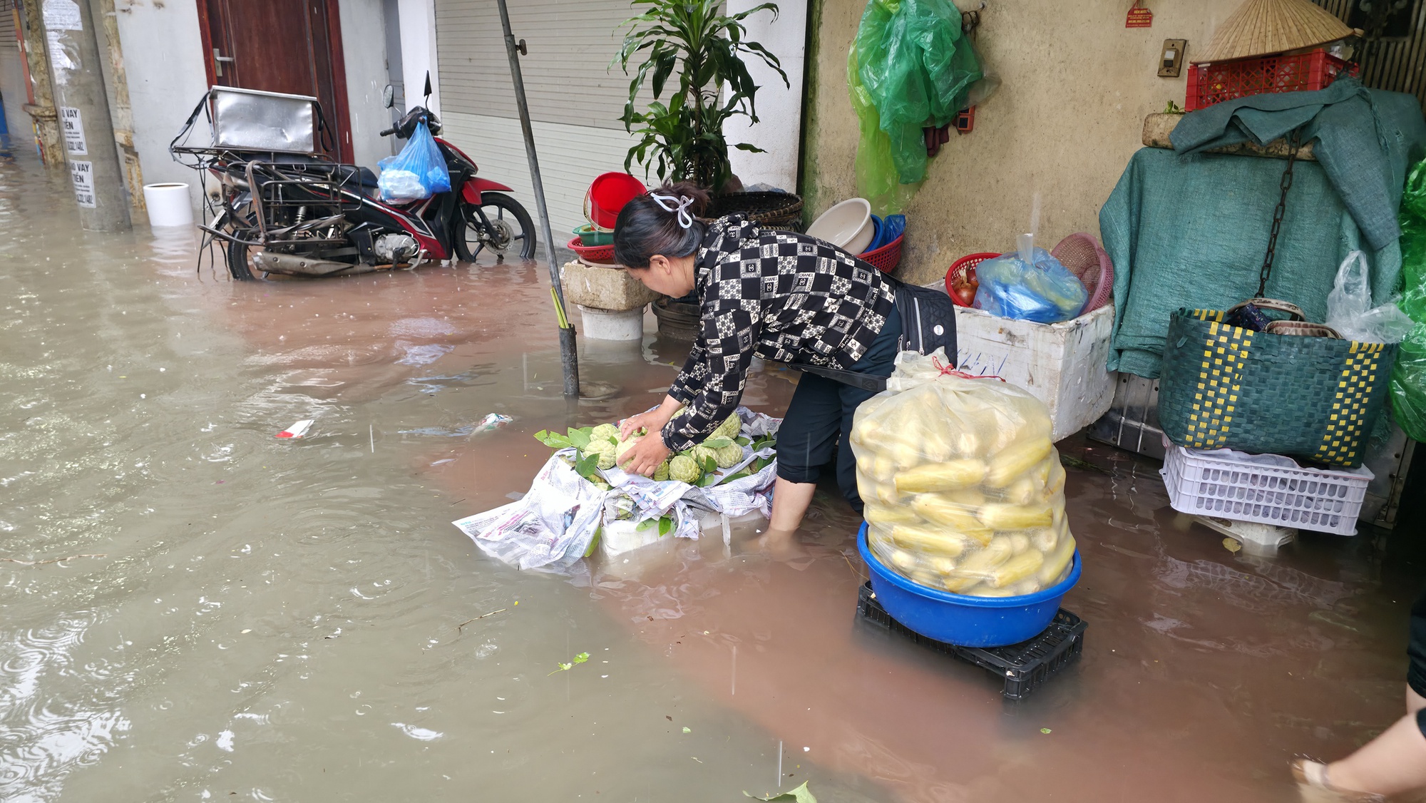 Hà Nội đang ngập khủng khiếp khắp nẻo đường: Người dân dùng xô múc nước tràn khỏi nhà- Ảnh 79.