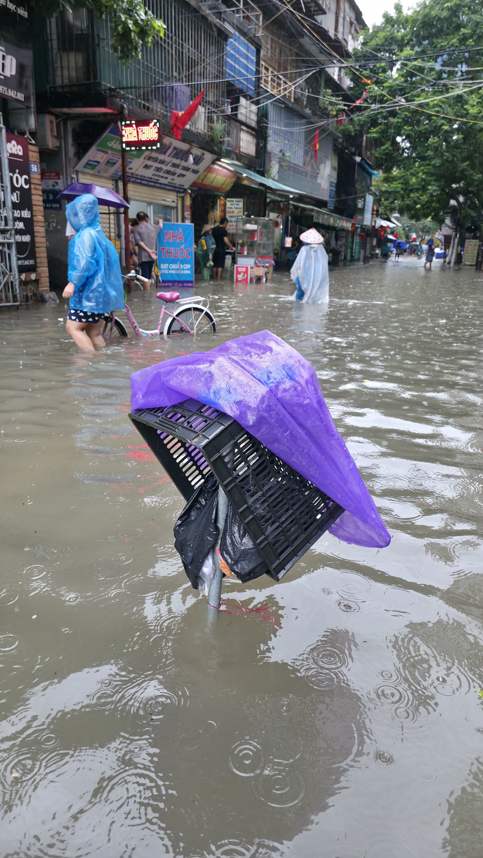 Hà Nội đang ngập khủng khiếp khắp nẻo đường: Người dân dùng xô múc nước tràn khỏi nhà- Ảnh 84.
