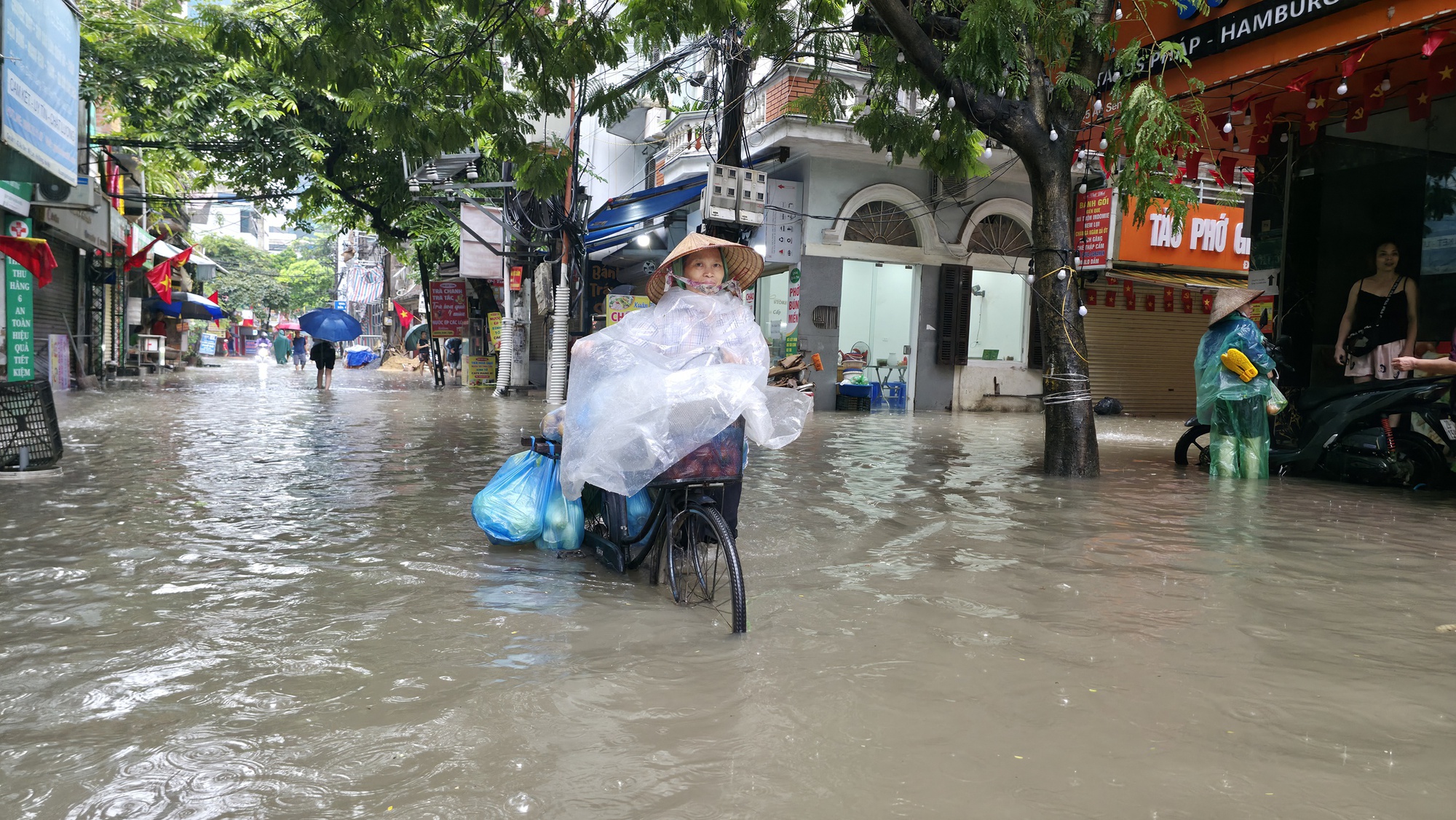 Hà Nội đang ngập khủng khiếp khắp nẻo đường: Người dân dùng xô múc nước tràn khỏi nhà- Ảnh 82.