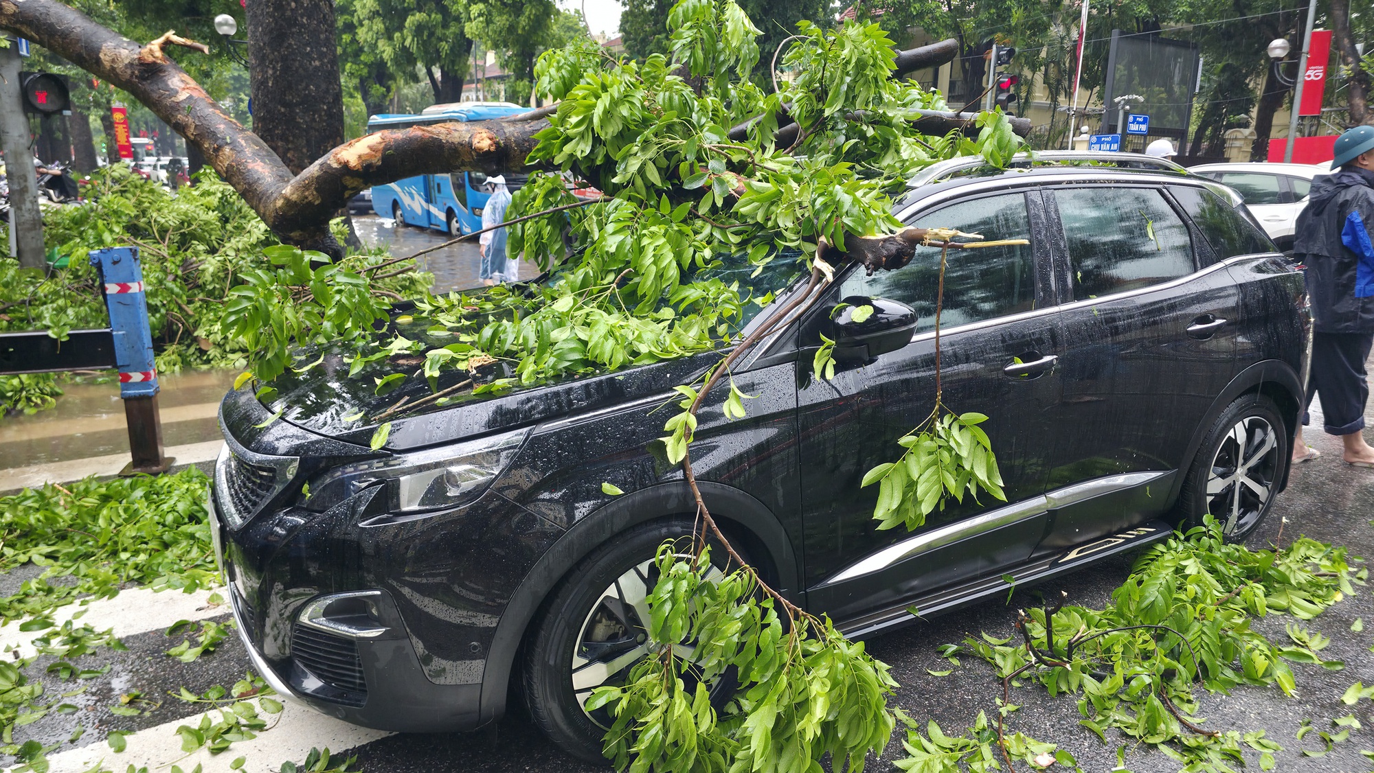 Hà Nội đang ngập khủng khiếp khắp nẻo đường: Người dân dùng xô múc nước tràn khỏi nhà- Ảnh 20.