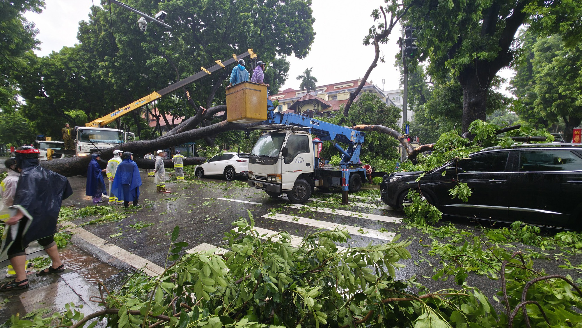 Hà Nội đang ngập khủng khiếp khắp nẻo đường: Người dân dùng xô múc nước tràn khỏi nhà- Ảnh 21.