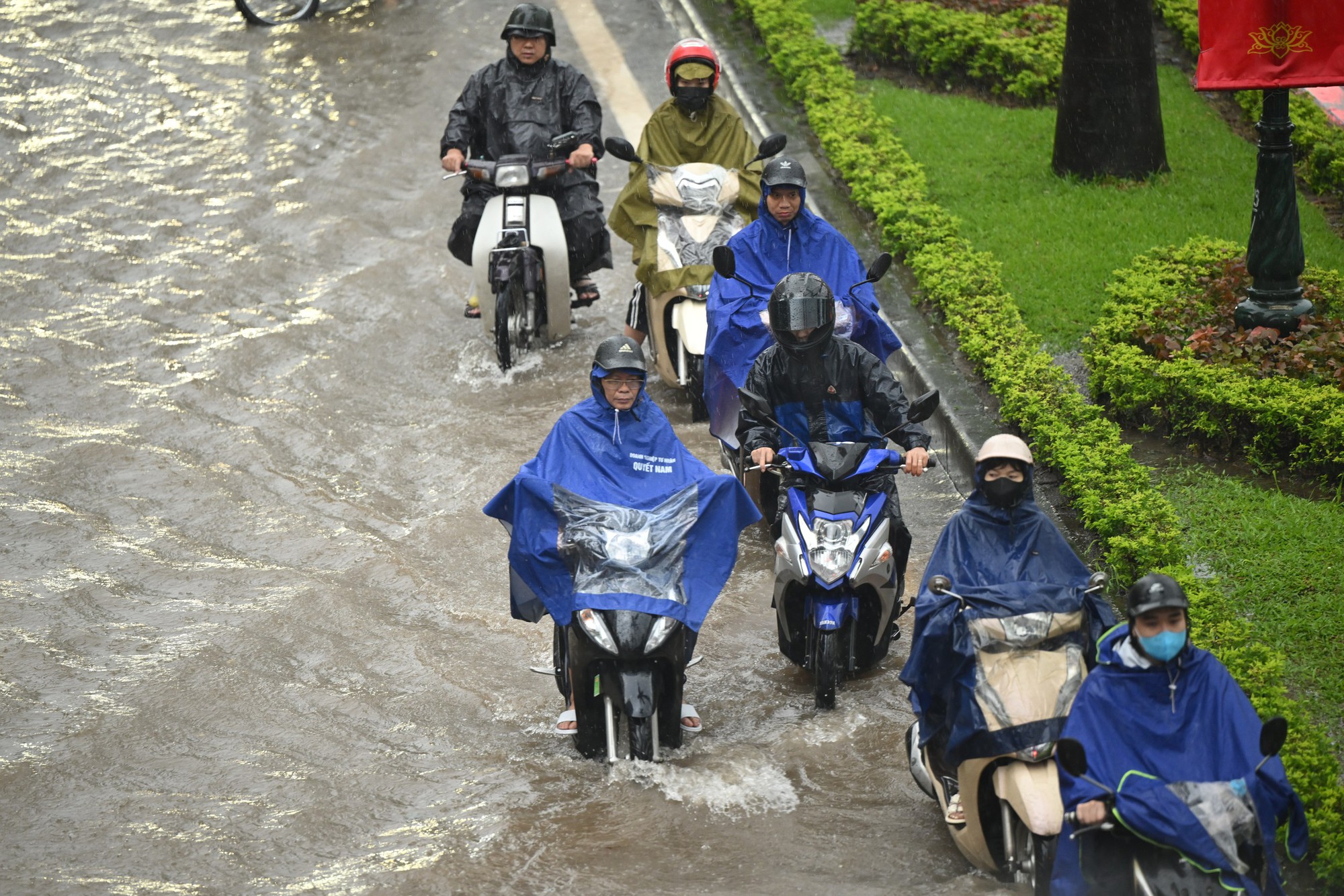 Hà Nội đang ngập khủng khiếp khắp nẻo đường: Người dân dùng xô múc nước tràn khỏi nhà- Ảnh 64.