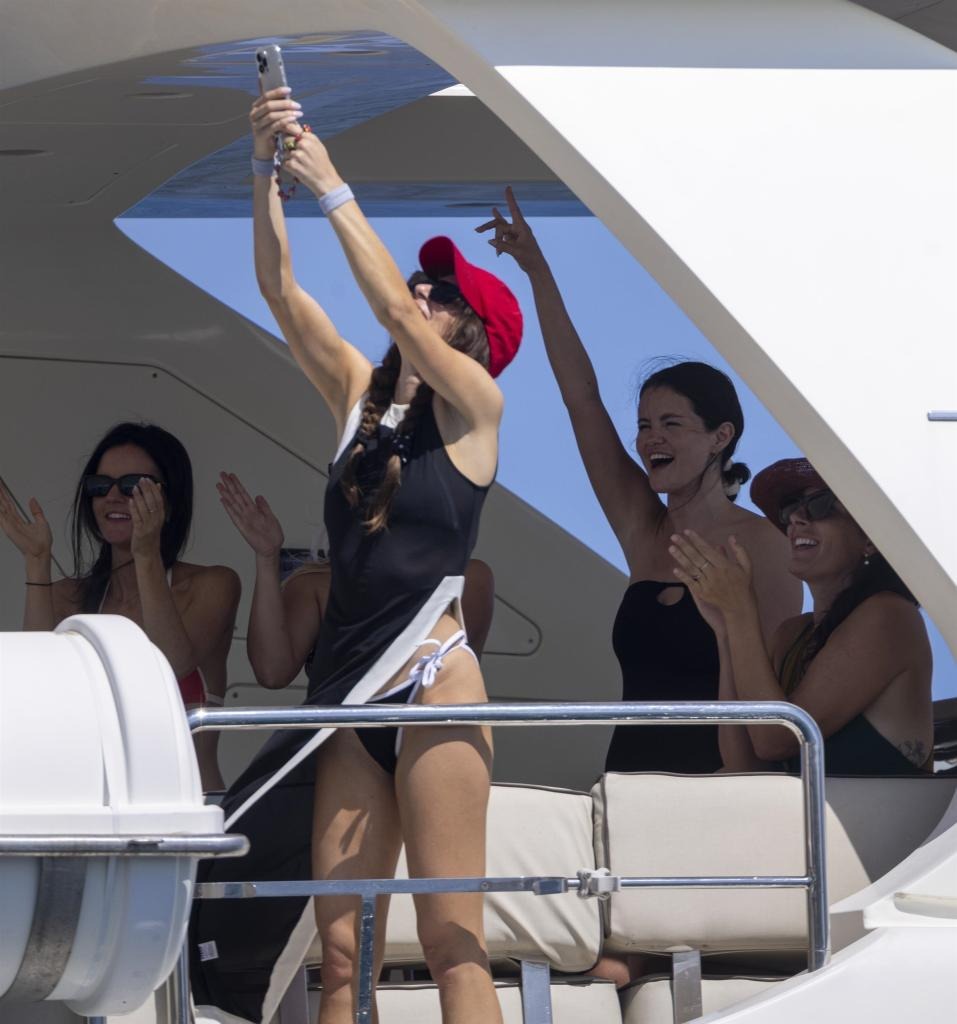 Selena Gomez giảm cân cỡ này, đúng là sắp cưới có khác! - Ảnh 2. Selena Gomez giảm cân cỡ này, đúng là sắp cưới có khác! - Ảnh 2.