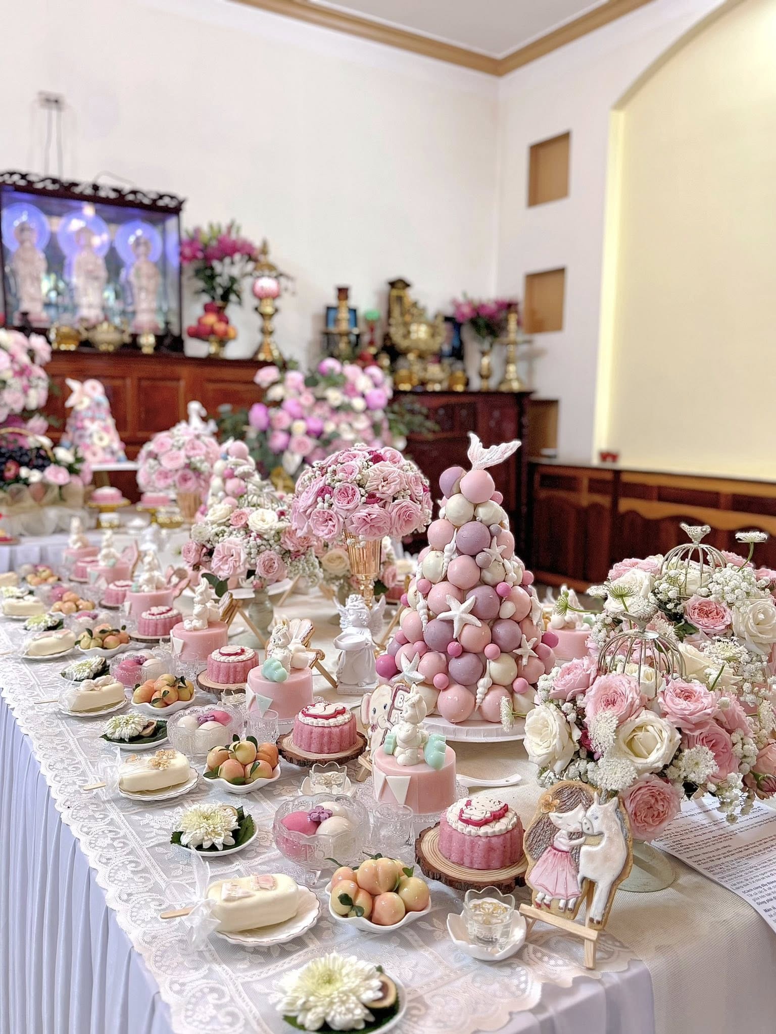 Tiệc đầy tháng tràn ngập sắc hồng tưởng chỉ có trong truyện cổ tích của mẹ bỉm ở Đắk Lắk khiến dân tình xuýt xoa: Đầu thai đúng nhà rồi con ơi!- Ảnh 1.