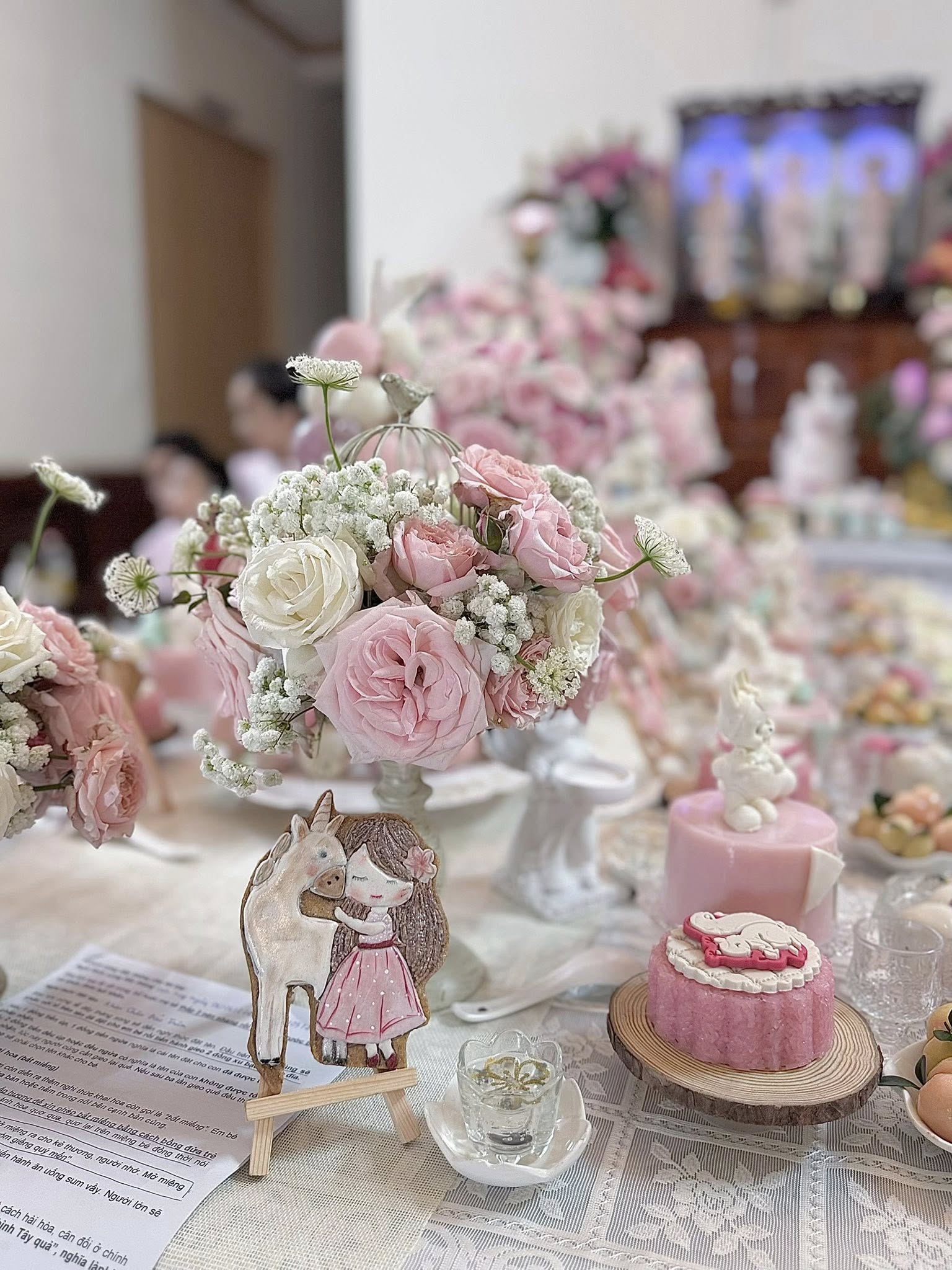 Tiệc đầy tháng tràn ngập sắc hồng tưởng chỉ có trong truyện cổ tích của mẹ bỉm ở Đắk Lắk khiến dân tình xuýt xoa: Đầu thai đúng nhà rồi con ơi!- Ảnh 4.