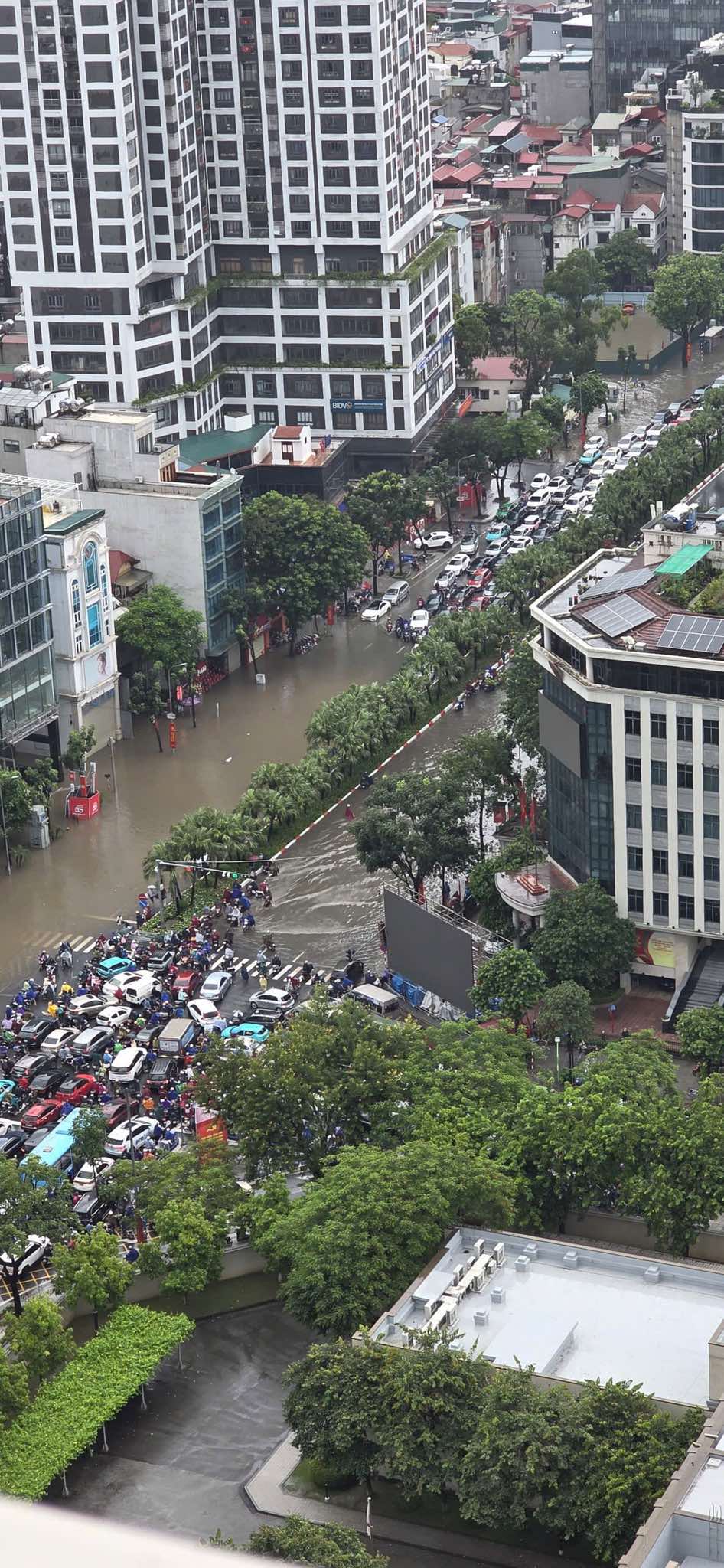 Hà Nội đang ngập khủng khiếp khắp nẻo đường: Người dân dùng xô múc nước tràn khỏi nhà- Ảnh 56.