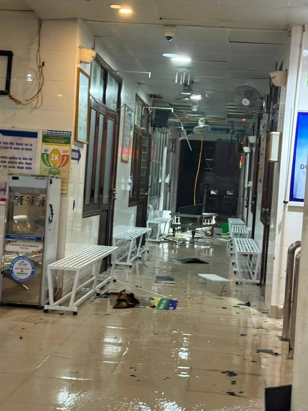 Hình ảnh tan hoang bên trong Bệnh viện Sản Nhi Nghệ An sau khi bão số 5 đi qua, thương quá miền Trung ơi! - Ảnh 1. Hình ảnh tan hoang bên trong Bệnh viện Sản Nhi Nghệ An sau khi bão số 5 đi qua, thương quá miền Trung ơi! - Ảnh 1.