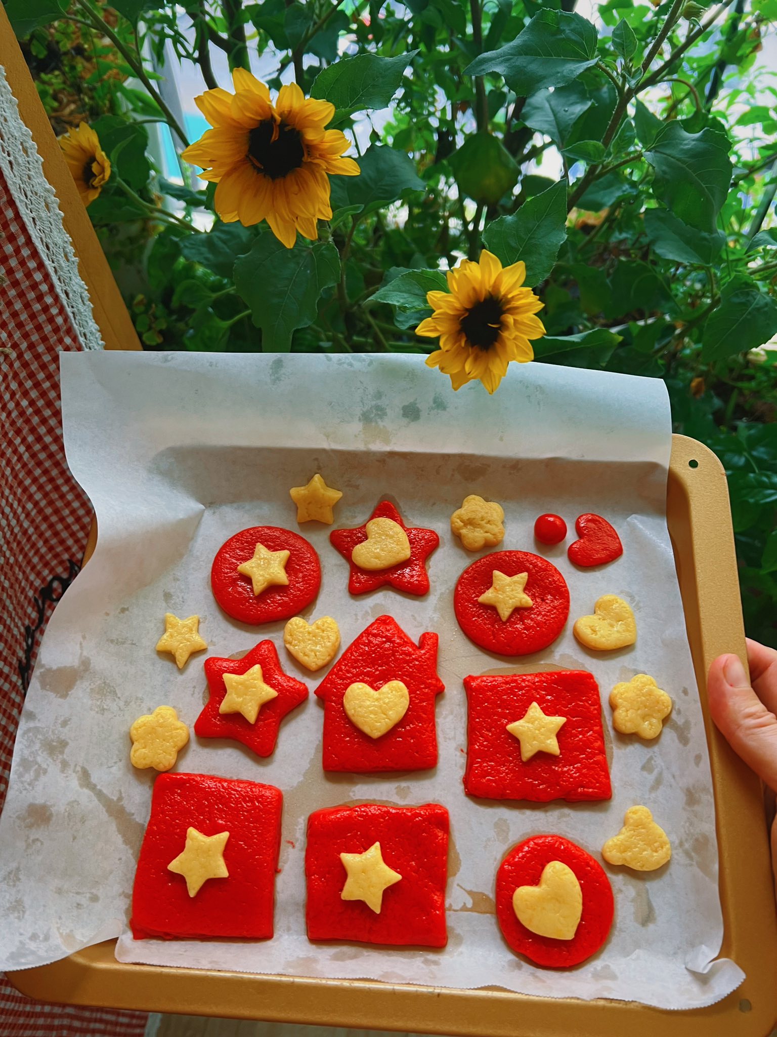 Vào bếp làm bánh cờ Tổ Quốc đón 2/9 cùng bé, gieo tình yêu nước cho con từ căn bếp nhỏ của gia đình- Ảnh 5. Vào bếp làm bánh cờ Tổ Quốc đón 2/9 cùng bé, gieo tình yêu nước cho con từ căn bếp nhỏ của gia đình- Ảnh 5.
