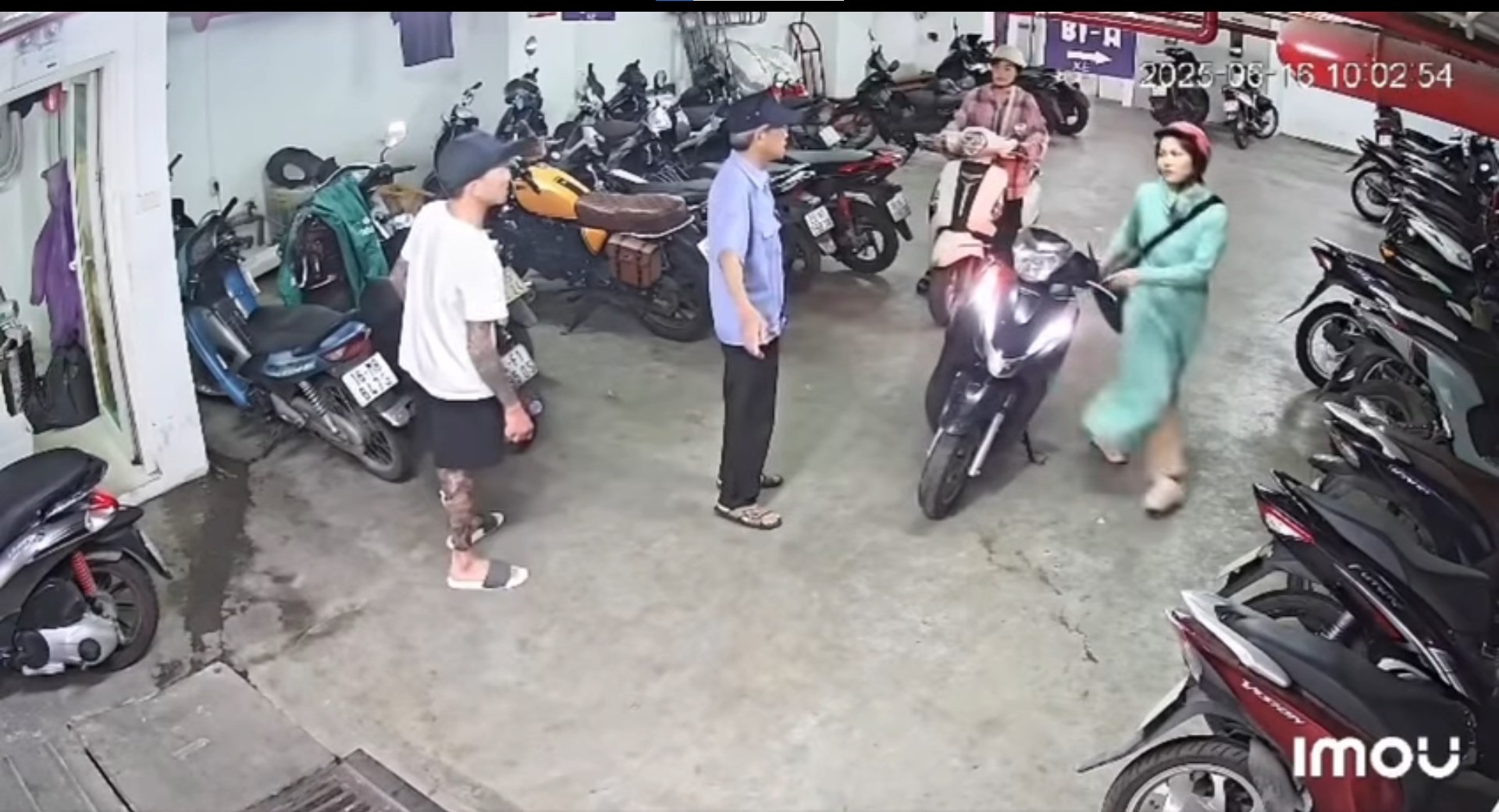 Clip ẩu đả trong hầm để xe hot nhất lúc này: Cô gái phản công khiến cộng đồng tranh luận dữ dội - Ảnh 1.