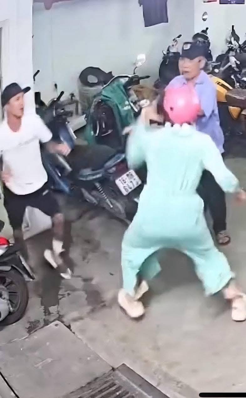 Clip ẩu đả trong hầm để xe hot nhất lúc này: Cô gái phản công khiến cộng đồng tranh luận dữ dội - Ảnh 2.
