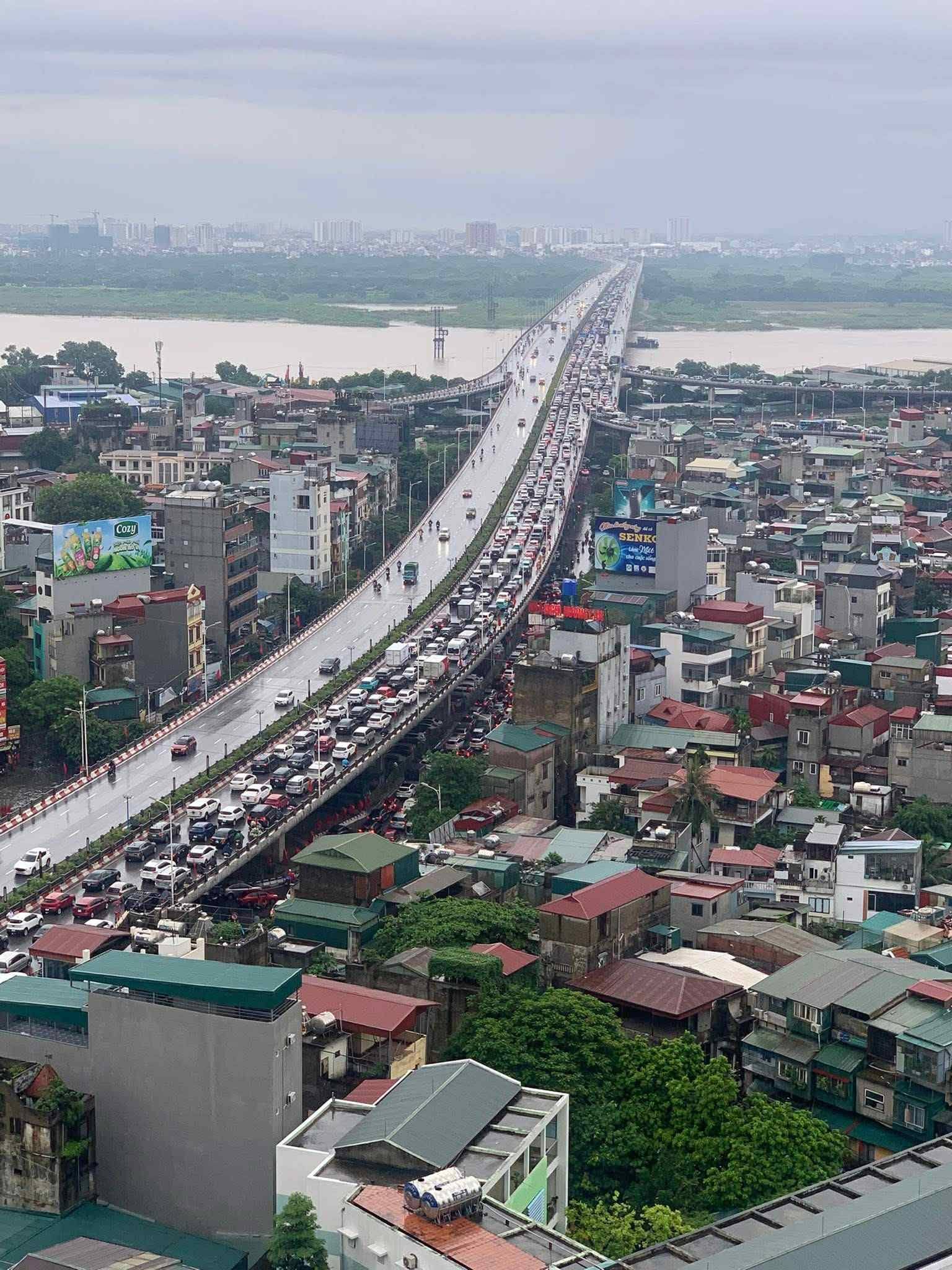Hà Nội đang ngập khủng khiếp khắp nẻo đường: Người dân dùng xô múc nước tràn khỏi nhà- Ảnh 31.