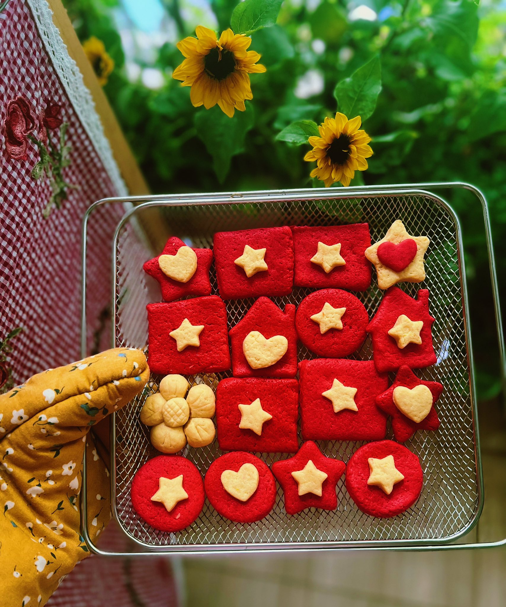 Vào bếp làm bánh cờ Tổ Quốc đón 2/9 cùng bé, gieo tình yêu nước cho con từ căn bếp nhỏ của gia đình- Ảnh 4. Vào bếp làm bánh cờ Tổ Quốc đón 2/9 cùng bé, gieo tình yêu nước cho con từ căn bếp nhỏ của gia đình- Ảnh 4.