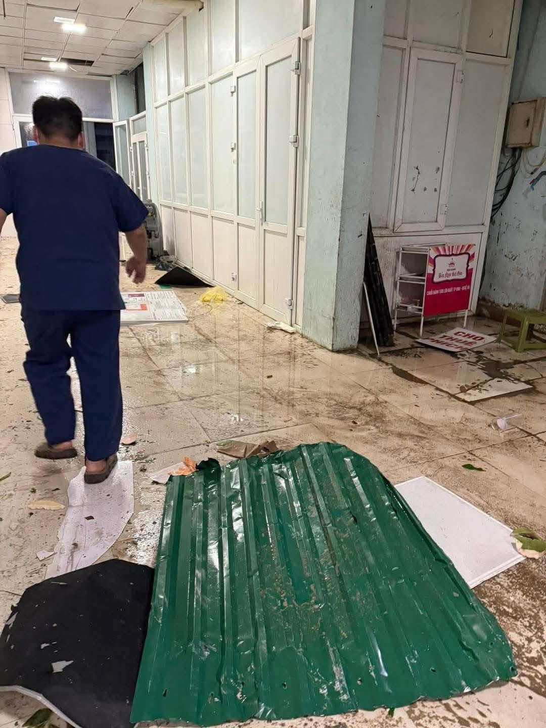Hình ảnh tan hoang bên trong Bệnh viện Sản Nhi Nghệ An sau khi bão số 5 đi qua, thương quá miền Trung ơi! - Ảnh 2. Hình ảnh tan hoang bên trong Bệnh viện Sản Nhi Nghệ An sau khi bão số 5 đi qua, thương quá miền Trung ơi! - Ảnh 2.