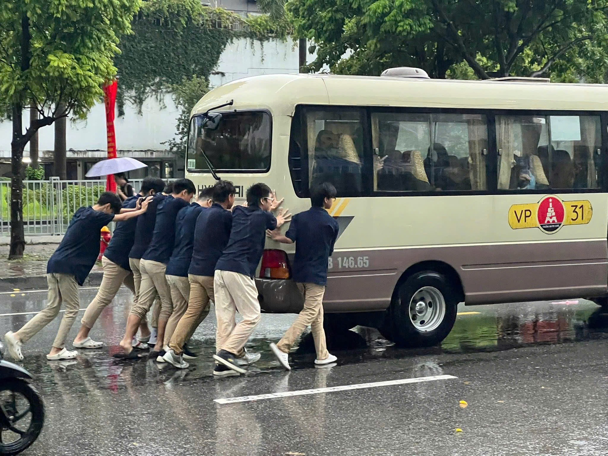 Hà Nội đang ngập khủng khiếp khắp nẻo đường: Người dân dùng xô múc nước tràn khỏi nhà- Ảnh 54.