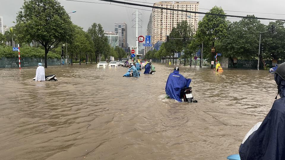 Hà Nội đang ngập khủng khiếp khắp nẻo đường: Người dân dùng xô múc nước tràn khỏi nhà- Ảnh 53.