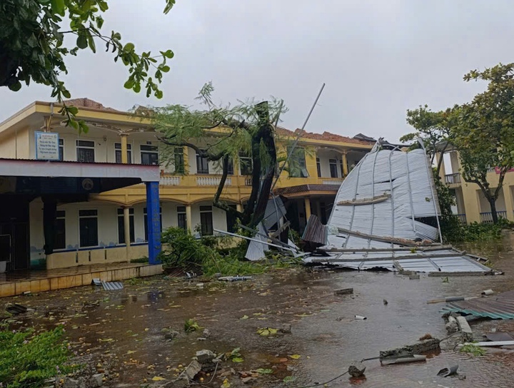 Bão số 5 có thể quần thảo đến nửa đêm, 9 người thương vong, hơn 600 nhà tốc mái - Ảnh 1. Bão số 5 có thể quần thảo đến nửa đêm, 9 người thương vong, hơn 600 nhà tốc mái - Ảnh 1.