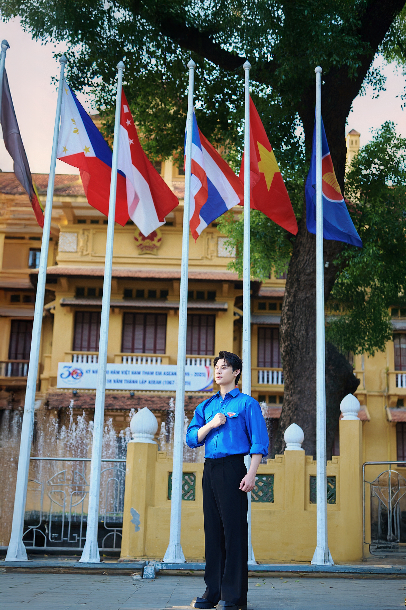 Danh tính mỹ nam gây sốt với bộ ảnh diện áo đoàn hướng về đại lễ 2/9- Ảnh 2. Danh tính mỹ nam gây sốt với bộ ảnh diện áo đoàn hướng về đại lễ 2/9- Ảnh 2.