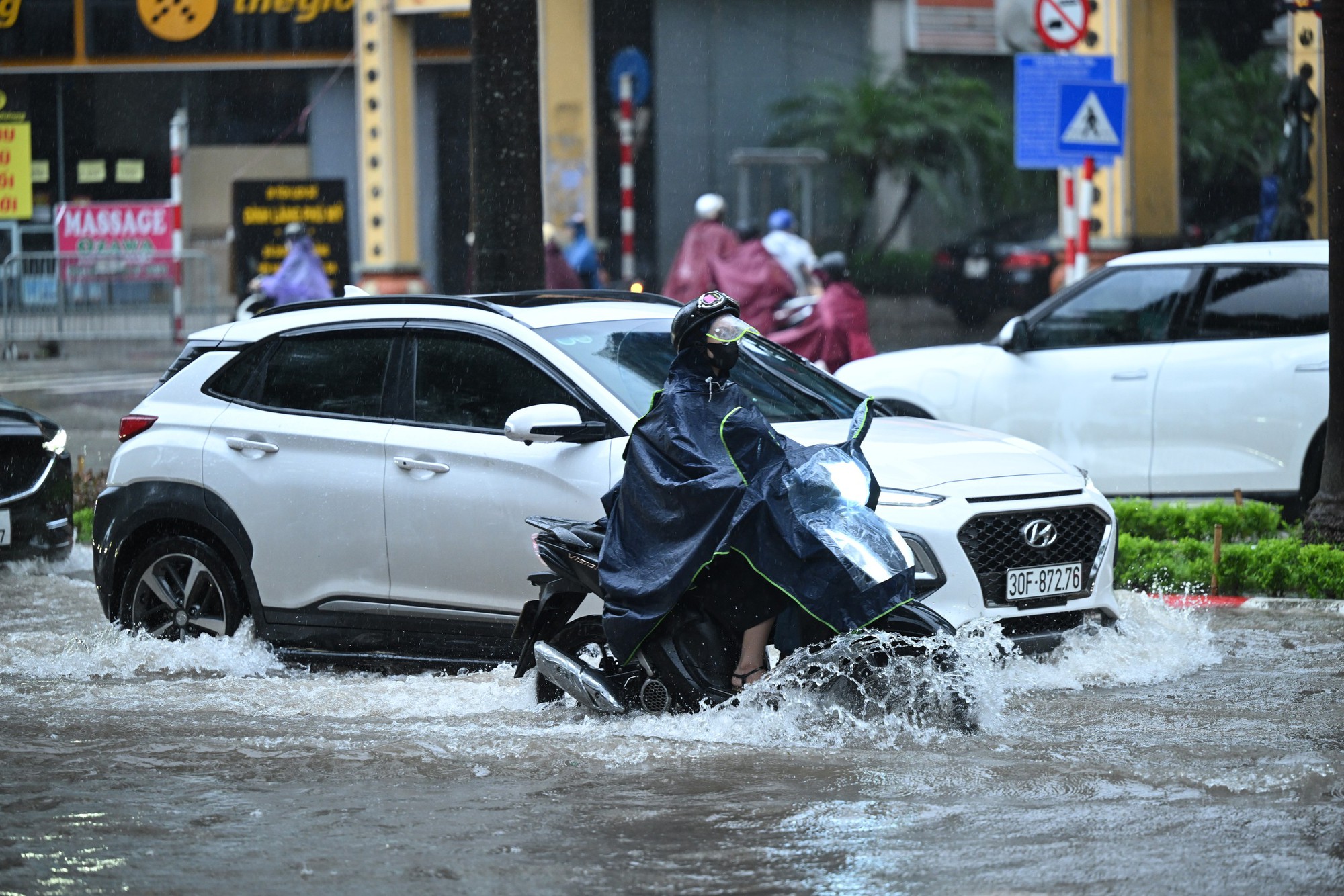 Hà Nội đang ngập khủng khiếp khắp nẻo đường: Người dân dùng xô múc nước tràn khỏi nhà- Ảnh 92.