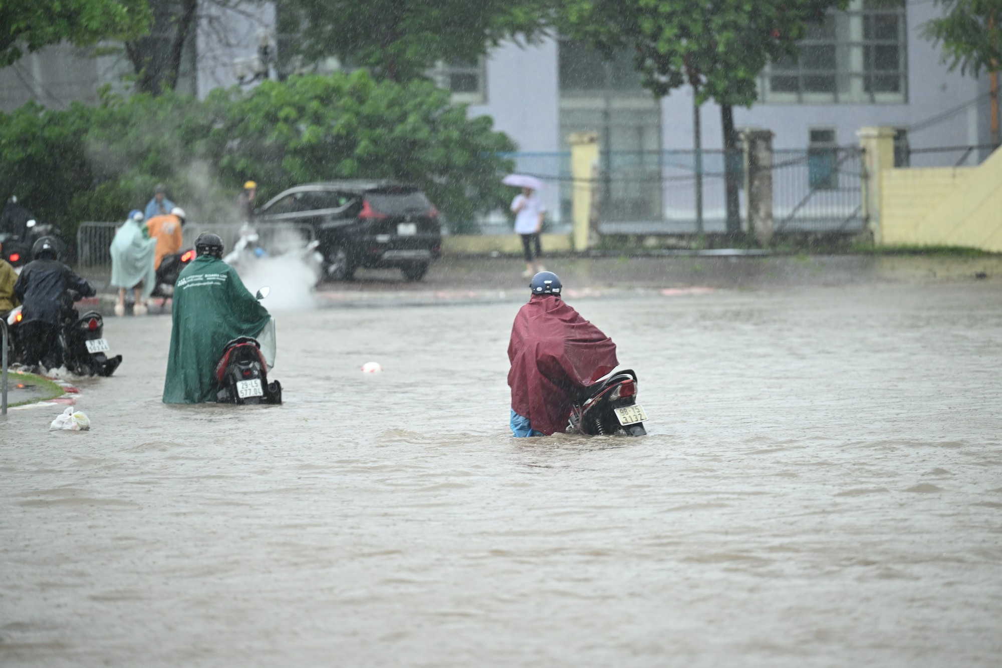 Hà Nội đang ngập khủng khiếp khắp nẻo đường: Người dân dùng xô múc nước tràn khỏi nhà- Ảnh 89.