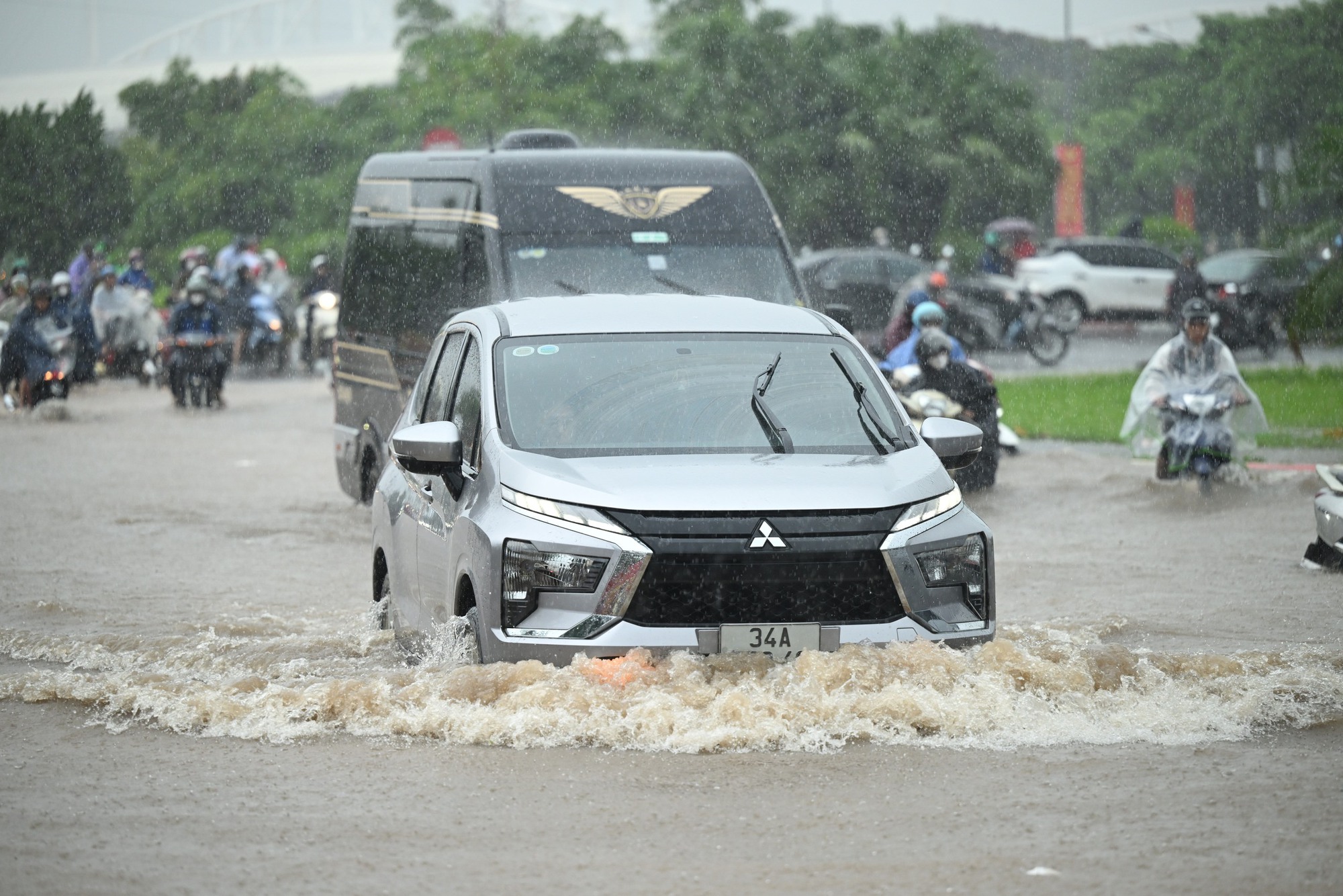 Hà Nội đang ngập khủng khiếp khắp nẻo đường: Người dân dùng xô múc nước tràn khỏi nhà- Ảnh 85.
